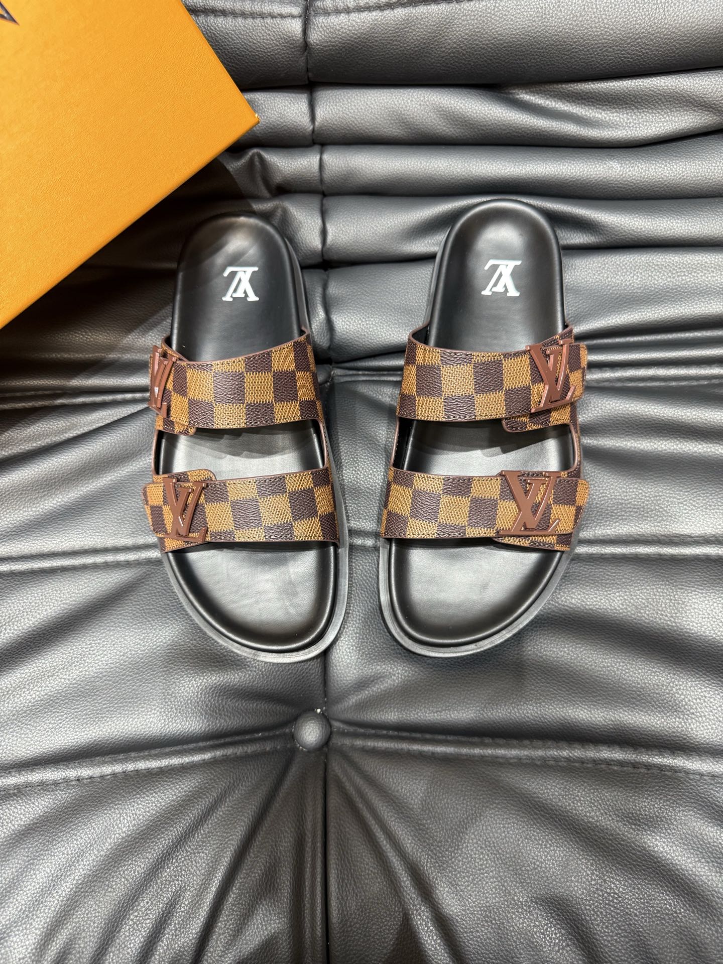 NO:273868,【L Home】Size:38-45 Top Purchase LV Men's Summer Slippers, High-end Boutique Luxury Slippers, 1:1 High-end Quality, Casual, Sunny, Loose and Comfortable, The highest version of high-quality products, must-have in summer!  , louis vuitton,louis vuitton,slippers19860909【 L家】Size:38-45 顶级代购 lv男士夏季拖鞋,高端精品  奢品拖鞋,1:1高端品质,休闲阳光宽松舒适型,最高版本高品质精品,经夏季必入哦！,,louis vuitton,louis vuitton,slippers,Men's shoes