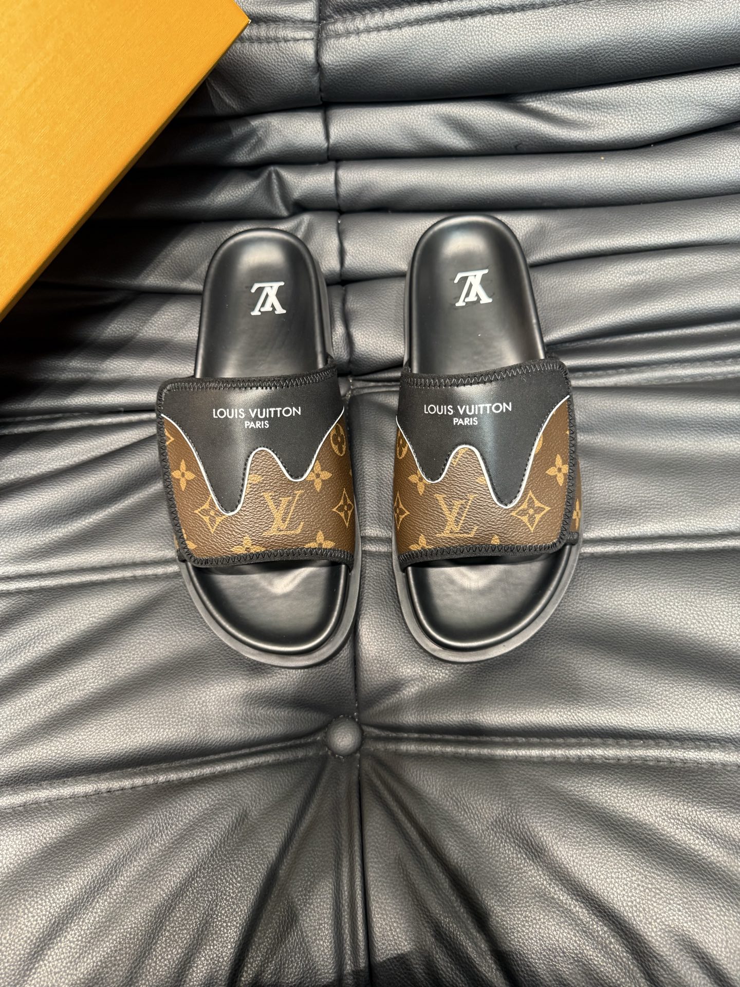 NO:265171,38-45 45 Custom made Louis V* high-end luxury slippers, 1:1 high-end quality, casual, sunny, loose and comfortable, the highest version of high-quality quality, must-go in summer!  ,slippers sandals,louis vuitton,sandals,slippers1986090938-45 45定做 Louis V*高端精品  奢品拖鞋,1:1高端品质,休闲阳光宽松舒适型,最高版本高品质精品,经夏季必入哦！,拖鞋凉鞋,louis vuitton,sandals,slippers,Women's Shoes