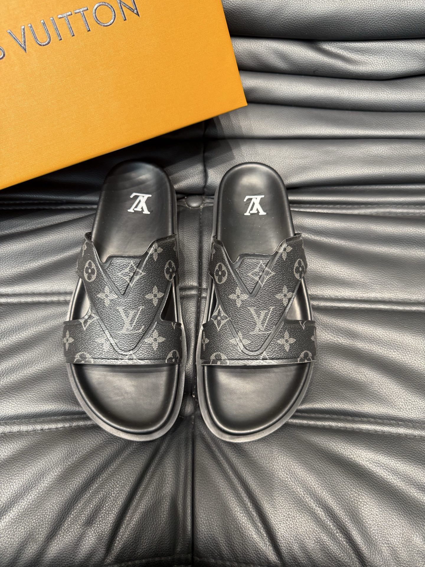 NO:416289,38-45 45 Custom made without return and exchange Louis V* high-end quality luxury slippers, 1:1 high-end quality, casual, sunny, loose and comfortable model, the highest version of high-quality quality, must be entered in summer!  ,slippers,louis vuitton,slippers1986090938-45 45订做不退换 Louis V*高端精品  奢品拖鞋,1:1高端品质,休闲阳光宽松舒适型,最高版本高品质精品,经夏季必入哦！,拖鞋,louis vuitton,slippers,Women's Shoes