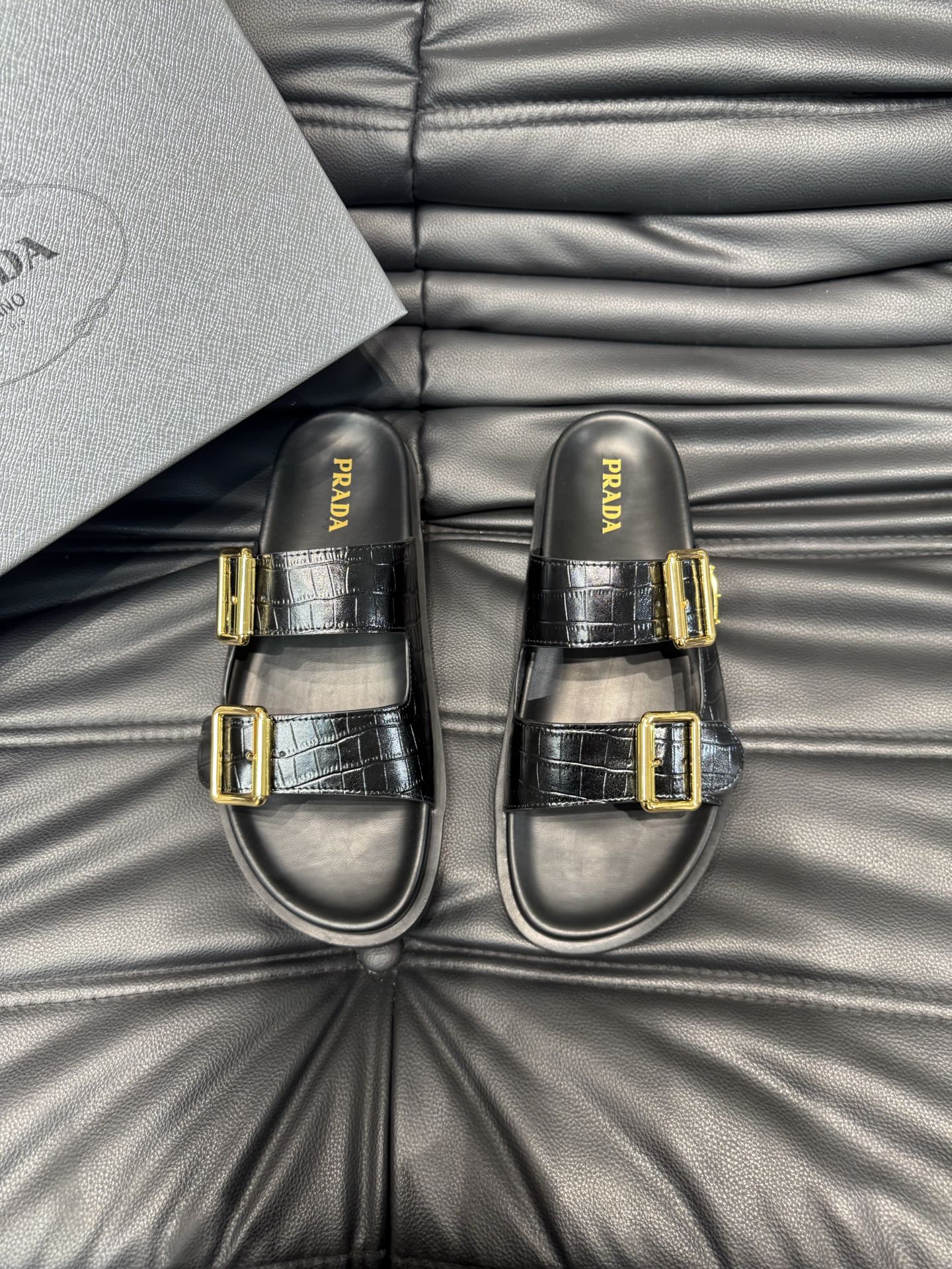 NO:416283,Prada - Prada luxury brand casual slippers, imported original sheepskin, sheep pattern inner high-end comfortable, original outsole light and wear-resistant!  Pure handmade, details determine quality!  38-44, slippers, prada, prada, slippers, sheepskin19860909Prada-普拉达 奢牌休闲拖鞋,进口原版羊皮,羊纹内里 高档舒适,原版大底轻盈耐磨！纯手工制作,细节决定品质！38-44,拖鞋,prada,prada,slippers,sheepskin,Women's Shoes