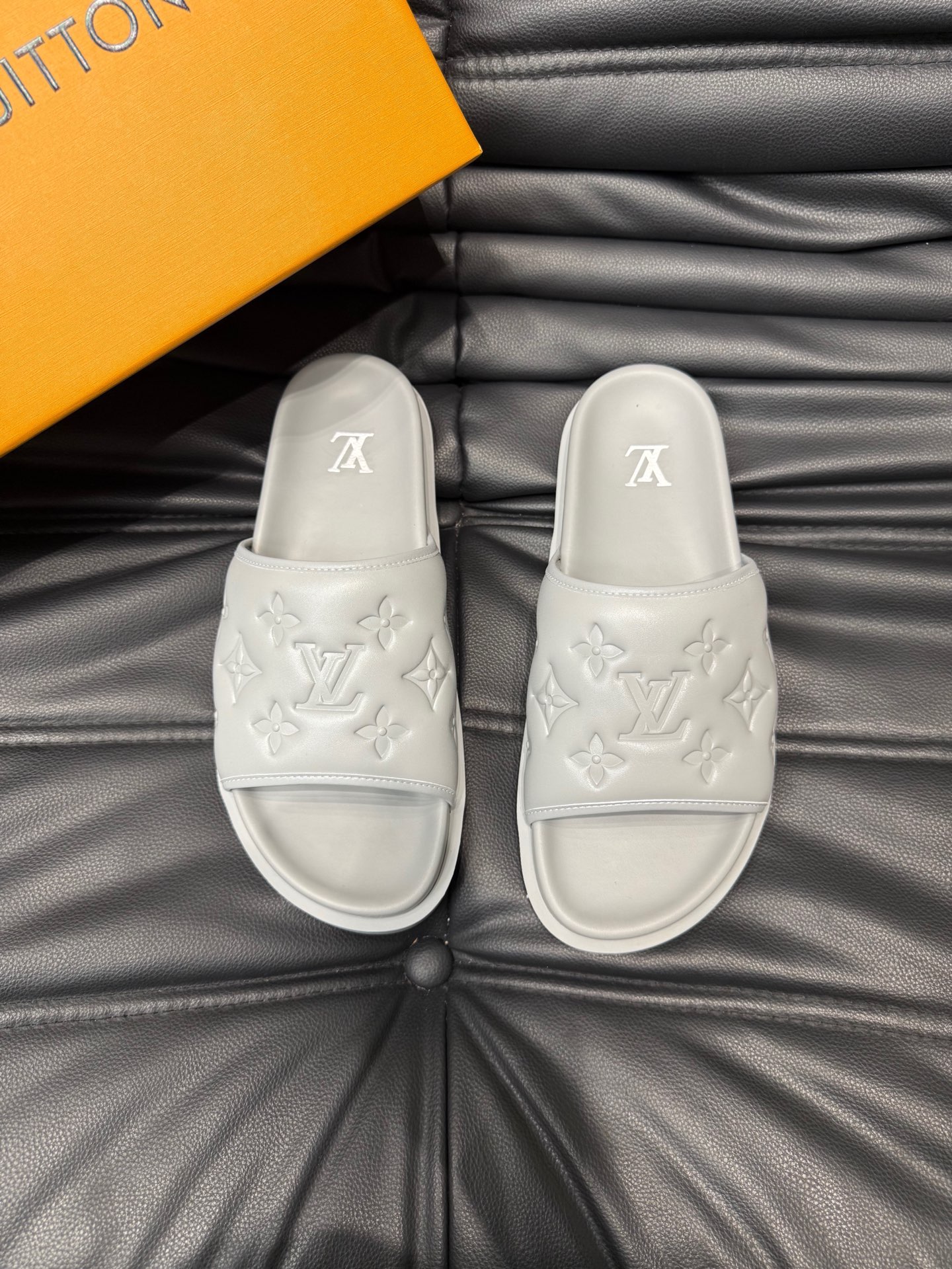 NO:416275,38-45 45 Custom made without return and exchange Louis V* high-end luxury slippers, 1:1 high-end quality, casual, sunny, loose and comfortable, the highest version of high-quality products, must be entered in summer!  ,slippers,louis vuitton,slippers1986090938-45 45订做不退换 Louis V*高端精品  奢品拖鞋,1:1高端品质,休闲阳光宽松舒适型,最高版本高品质精品,经夏季必入哦！,拖鞋,louis vuitton,slippers,Women's Shoes