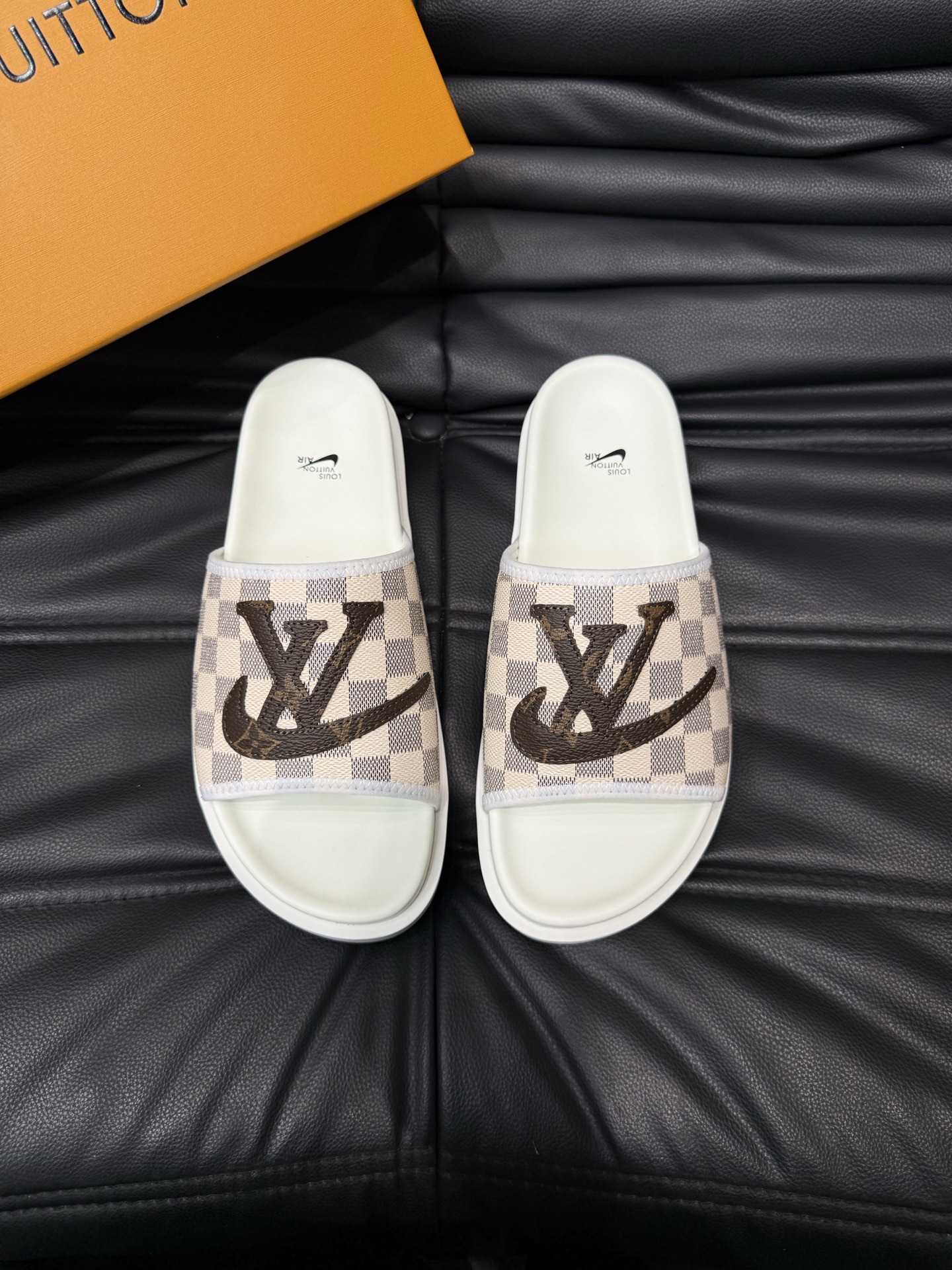 NO:278107,LV Donkey Brand Louis Vuitton High-end Boutique Luxury Slippers, 1:1 high-end quality, casual, sunny, loose and comfortable, the highest version of high-quality boutique, must-go in summer!  Size:38-45, louis vuitton,louis vuitton,louis vuitton,slippers19860909LV 驴牌 路易威登 高端精品  奢品拖鞋,1:1高端品质,休闲阳光宽松舒适型,最高版本高品质精品,经夏季必入哦！ Size:38-45,,louis vuitton,louis vuitton,louis vuitton,slippers,Men's shoes