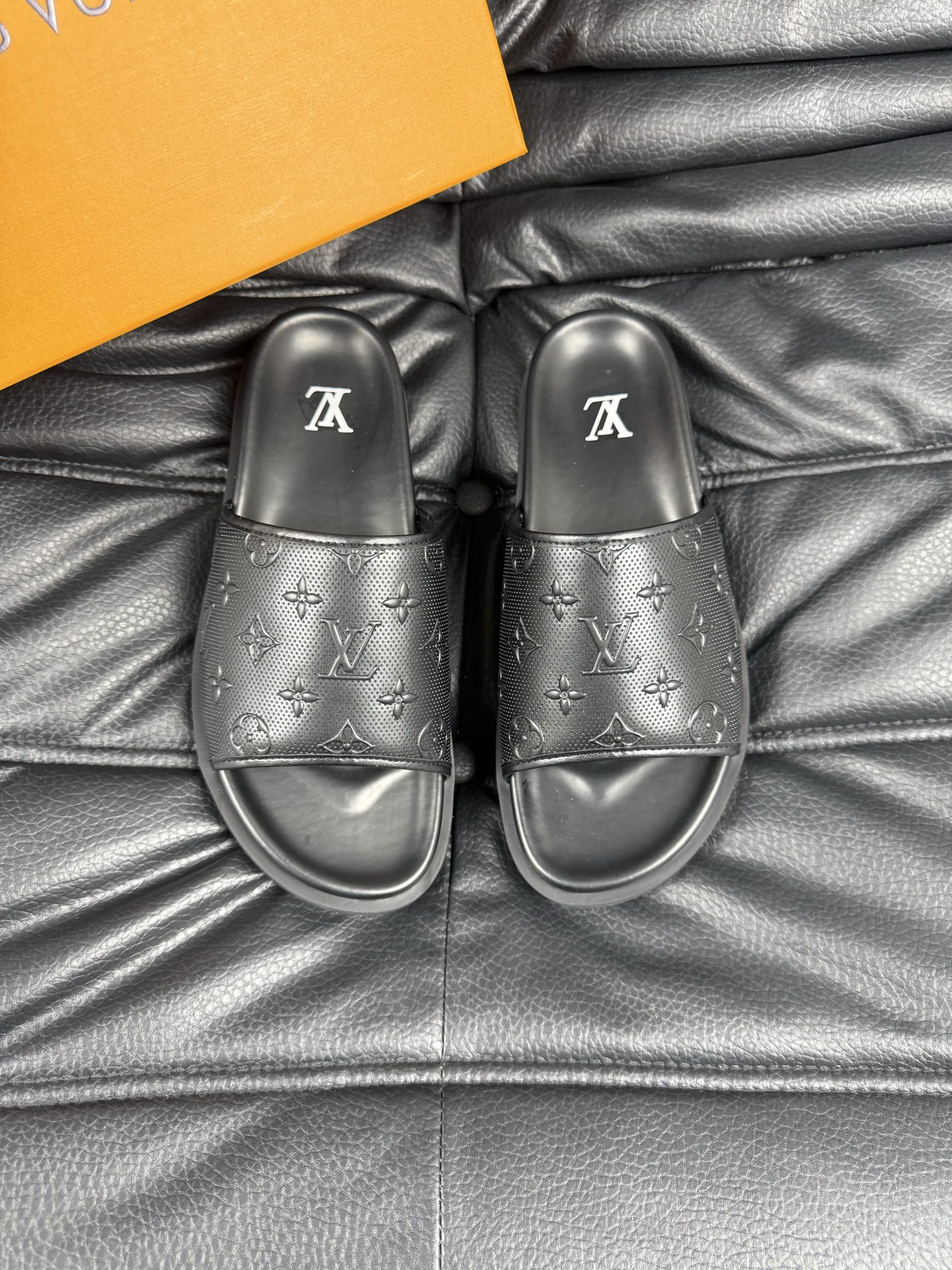 NO:344338,Real price 38-45 Louis V* high-end quality luxury slippers, 1:1 high-end quality, casual, sunny, loose and comfortable, the highest version of high-quality quality, must-have in summer!  ,louis vuitton,slippers19860909实价38-45 Louis V*高端精品  奢品拖鞋,1:1高端品质,休闲阳光宽松舒适型,最高版本高品质精品,经夏季必入哦！,,louis vuitton,slippers,Men's shoes