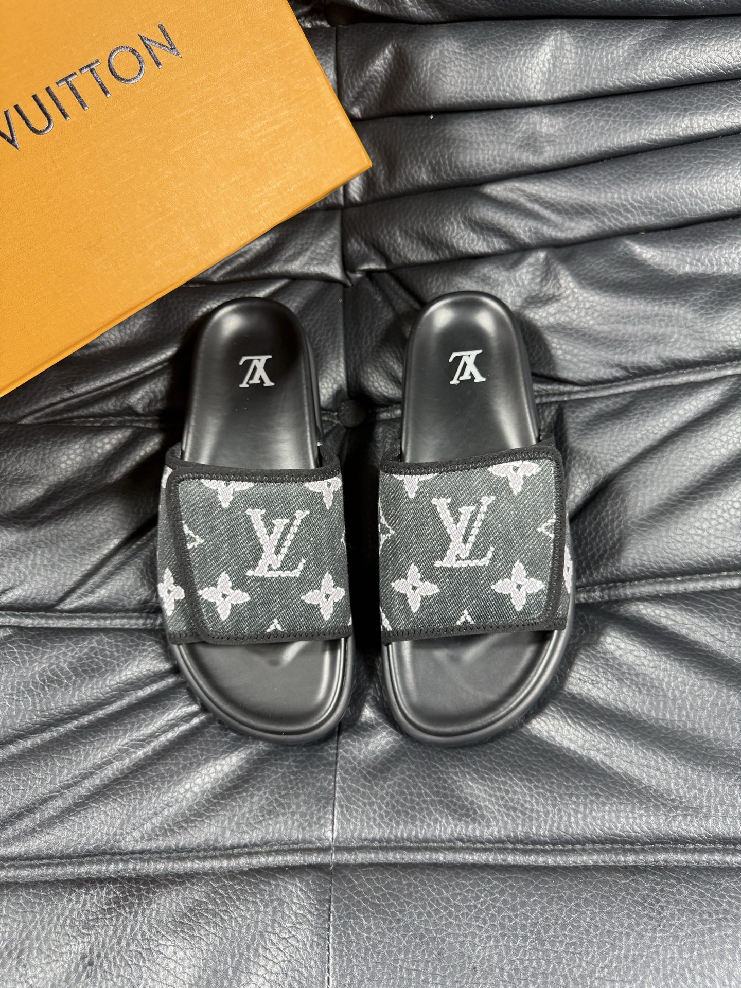NO:557057,38-45 45 customized Louis V* high-end boutique luxury slippers, 1:1 high-end quality, casual and sunny, loose and comfortable, the highest version of high-quality boutique, a must-have in summer!  ,,louis vuitton,slippers1986090938-45 45定做Louis V*高端精品  奢品拖鞋,1:1高端品质,休闲阳光宽松舒适型,最高版本高品质精品,经夏季必入哦！,,louis vuitton,slippers,Men's shoes