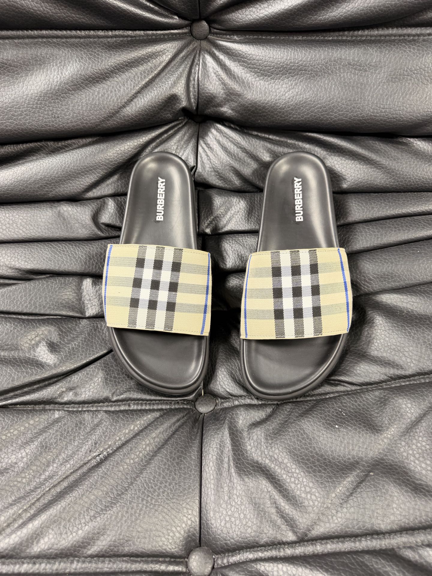NO:778262,Burberry slippers, summer new classic plaid slippers Vintage retro plaid slippers, streamlined insoles create a comfortable wearing experience, upper PVC thermoplastic polyurethane, sole rubber, slip-on design, Burberry three-dimensional letter logo on the side Burberry classic plaid sandals These classic plaid sandals are from Burberry.  Design details Slip-on style, haymarket check pattern, open toe, embossed branding on the side, molded insole Size38-44 (customized for 45),,burberry,burberry,sandals,slippers19860909Burberry 巴宝莉拖鞋 ,夏季新款经典格纹拖鞋Vintage 复古格纹拖鞋, 流线型鞋垫缔造舒适穿着体验 鞋面PVC 热塑性聚氨酯 鞋底橡胶 套穿式设计 侧面饰有 Burberry 立体字母徽标 Burberry经典格纹凉鞋 这款经典格纹凉鞋来自Burberry (博柏利). 设计细节穿套式、haymarket方格花纹、露趾、侧面饰有浮雕品牌标记、模压定型鞋垫 Size38-44（45定做）,,burberry,burberry,sandals,slippers,Men's shoes