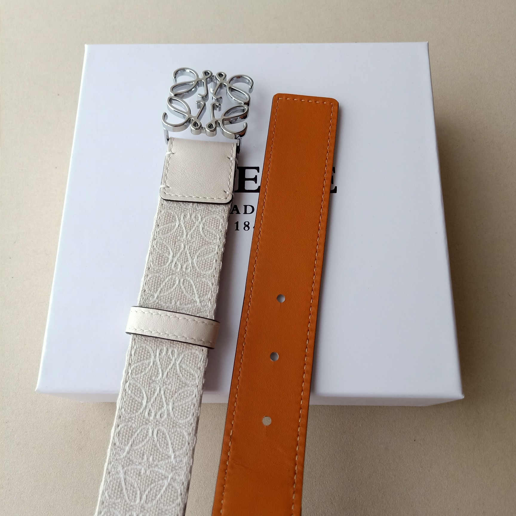品牌:罗意威价格:尺寸:带宽32mm正品尺寸五金材质:专柜精品扣真空电镀工艺精细带身材质:天然头层牛皮质