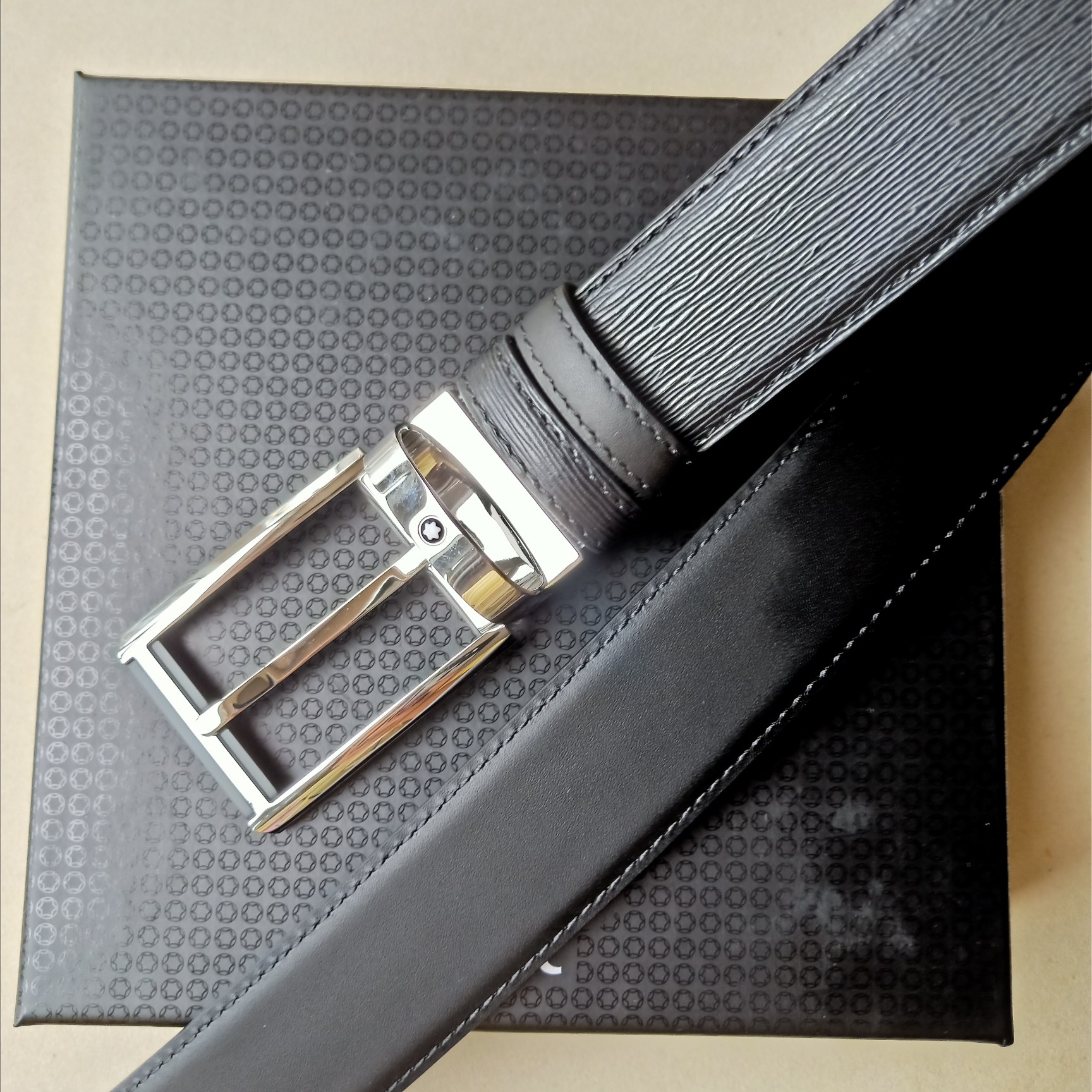 品牌:万宝龙价格:尺寸:带宽34mm正品尺寸五金材质:专柜精品扣真空电镀工艺精细带身材质:天然头层牛皮.