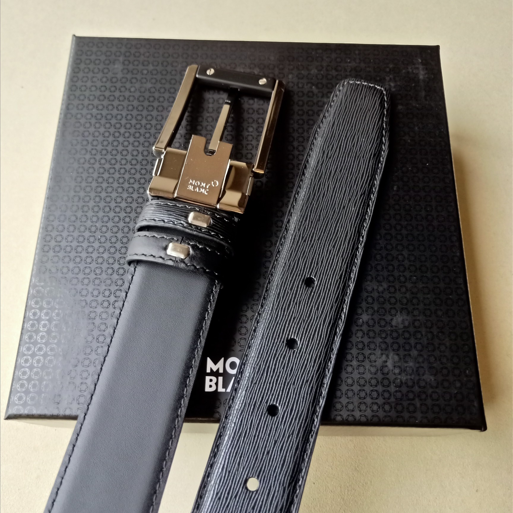 品牌:万宝龙价格:尺寸:带宽34mm正品尺寸五金材质:专柜精品扣真空电镀工艺精细带身材质:天然头层牛皮.