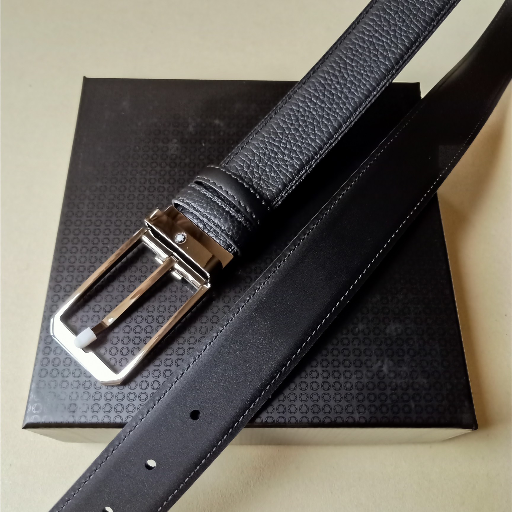品牌:万宝龙价格:尺寸:带宽34mm正品尺寸五金材质:专柜精品扣真空电镀工艺精细带身材质:天然头层牛皮.