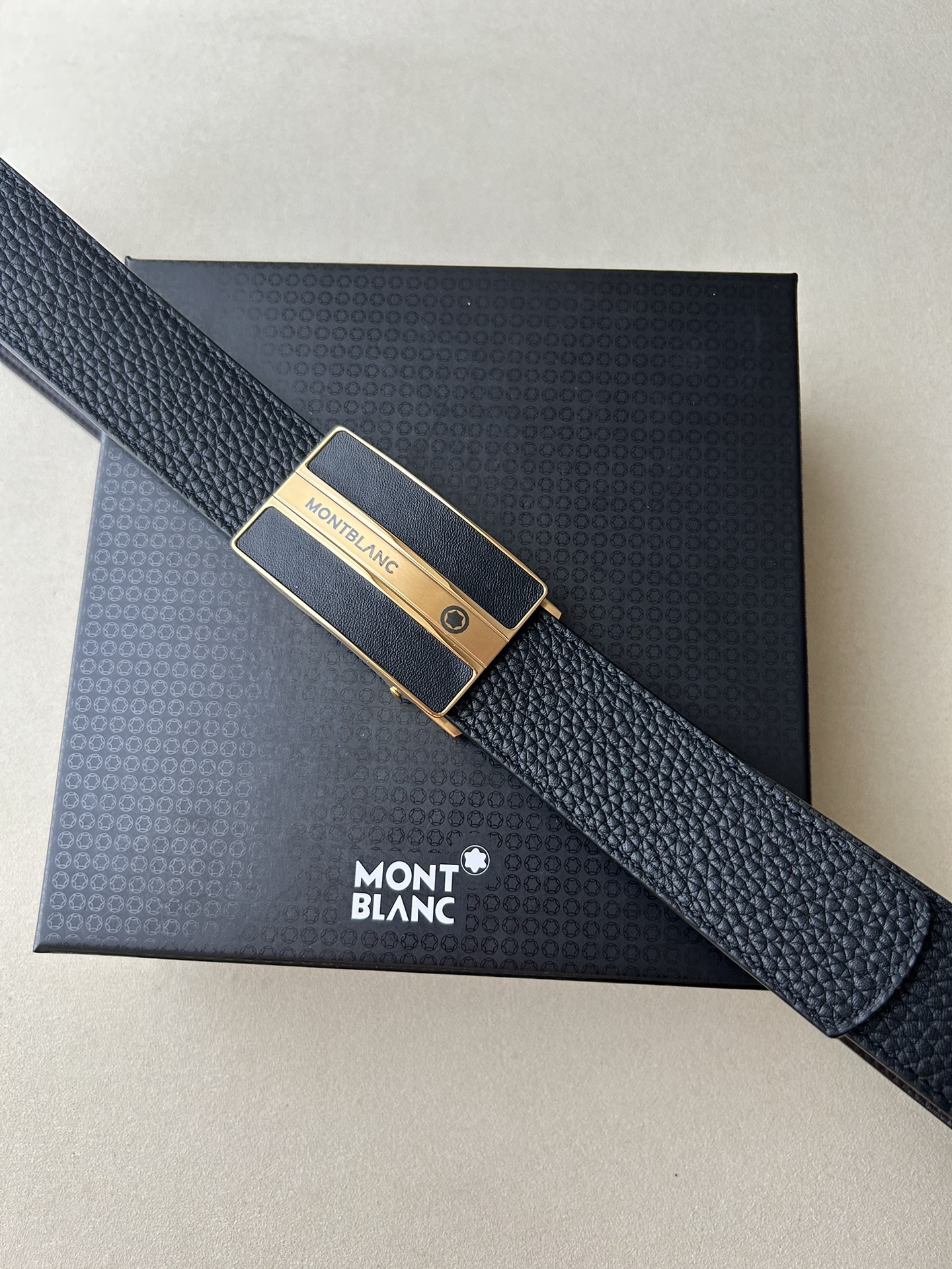 NO:140108,Original list Brand: Montblanc Price: Size: Bandwidth 35mm Genuine size Hardware material: Premium counter buckle, vacuum plating, fine craftsmanship Material: natural top layer cowhide. Full texture and soft touch. Fashionable and personalized, classic and versatile!  Can be matched by yourself and cut by yourself!  Top belts, belts, montblanc, cowhide19860909原单 品牌:万宝龙 价格: 尺寸:带宽35mm 正品尺寸 五金材质:专柜精品扣,真空电镀,工艺精细 带身材质:天然头层牛皮.质感十足,手感柔软.时尚个性,经典百搭！可自行搭配,自行裁剪！顶级皮带,皮带,montblanc,cowhide,Belt