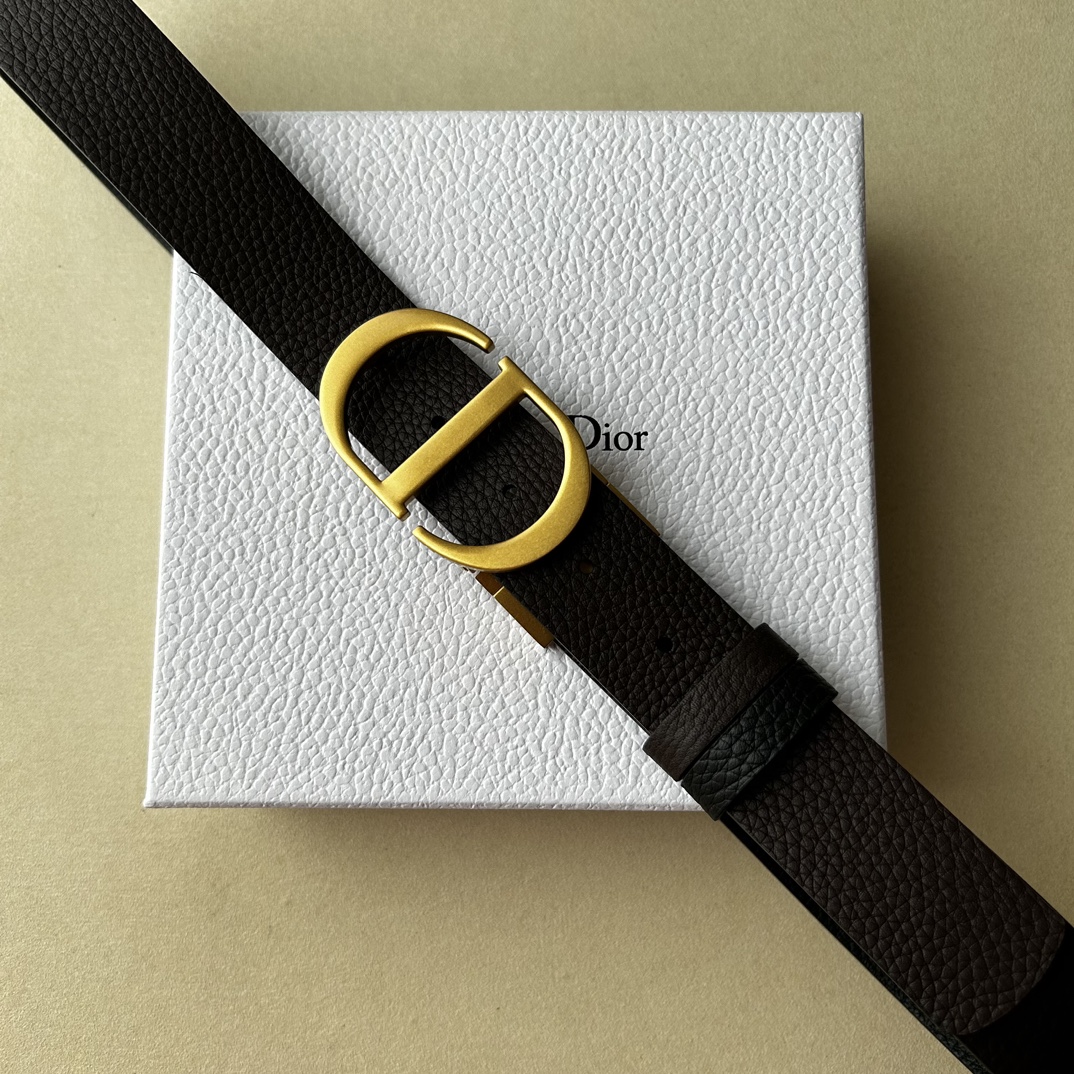 NO:139789,Original list Brand: Dior Price: Size: Bandwidth 34mm Genuine size Hardware material: Premium counter buckle, vacuum plating, fine craftsmanship Material: natural top layer cowhide. Full texture and soft feel. Fashionable and personalized, classic and versatile!  You can choose to match and cut it by yourself!  , belt,dior,cowhide19860909原单 品牌:迪奥 价格: 尺寸:带宽34mm 正品尺寸 五金材质:专柜精品扣,真空电镀,工艺精细 带身材质:天然头层牛皮.质感十足,手感柔软.时尚个性,经典百搭！可自行选择搭配,自行裁剪 ！,皮带,dior,cowhide,Belt
