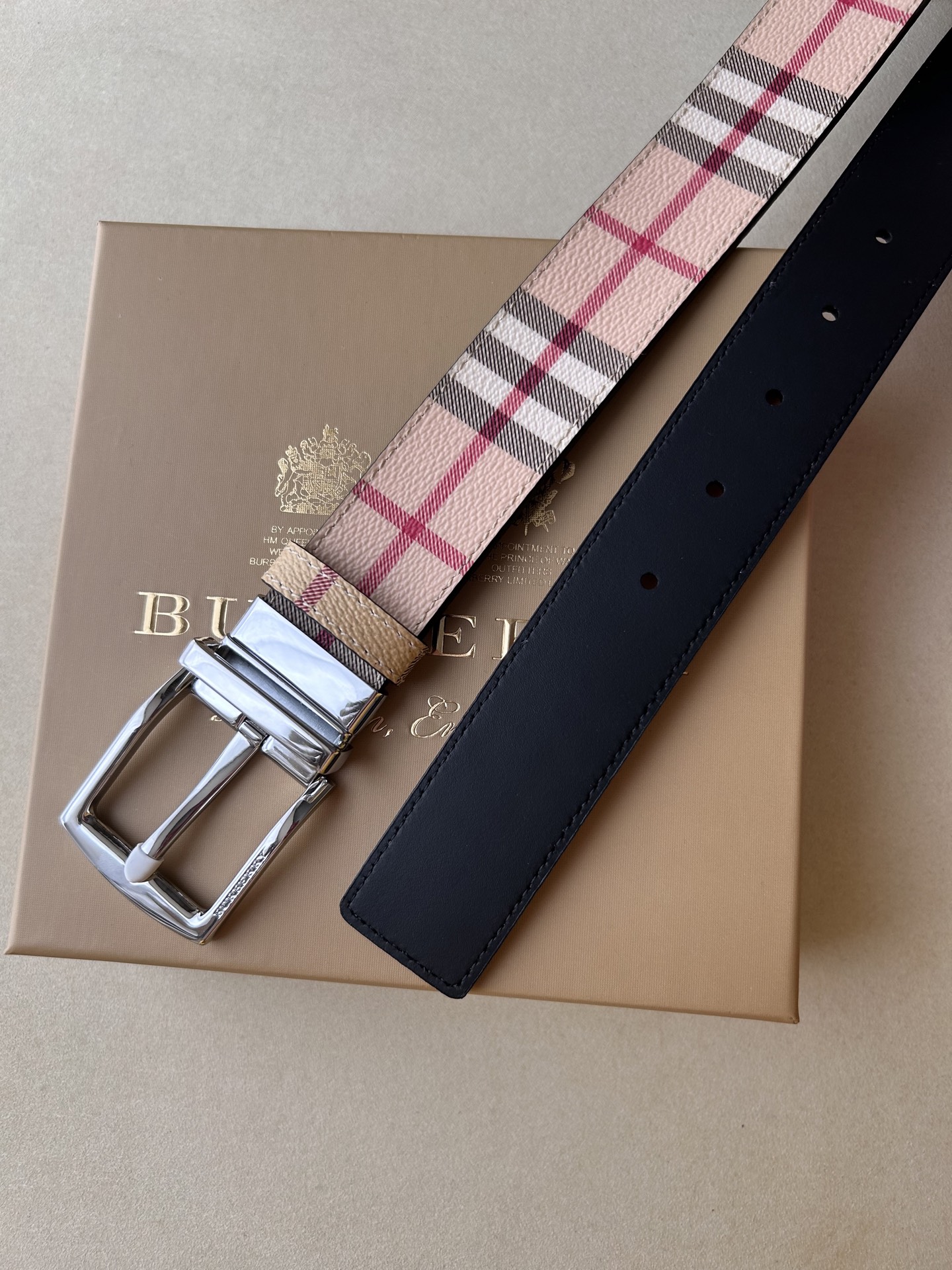 品牌博柏利 
价格
尺寸带宽35mm 正品尺寸 
五金材质专柜精品扣，真空电镀，工艺精细 
带身材质天然