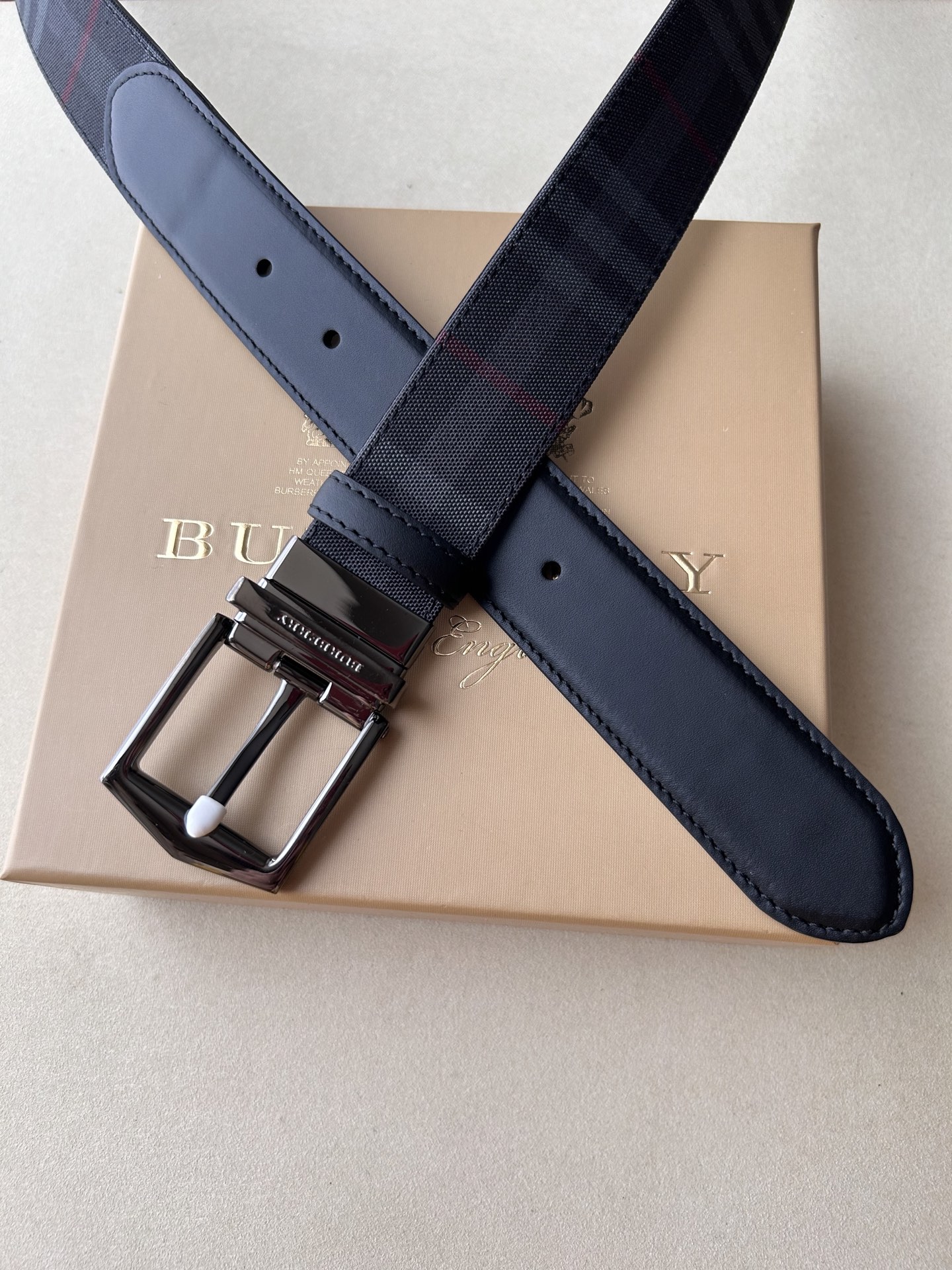 品牌博柏利 
价格
尺寸带宽35mm 正品尺寸 
五金材质专柜精品扣，真空电镀，工艺精细 
带身材质天然