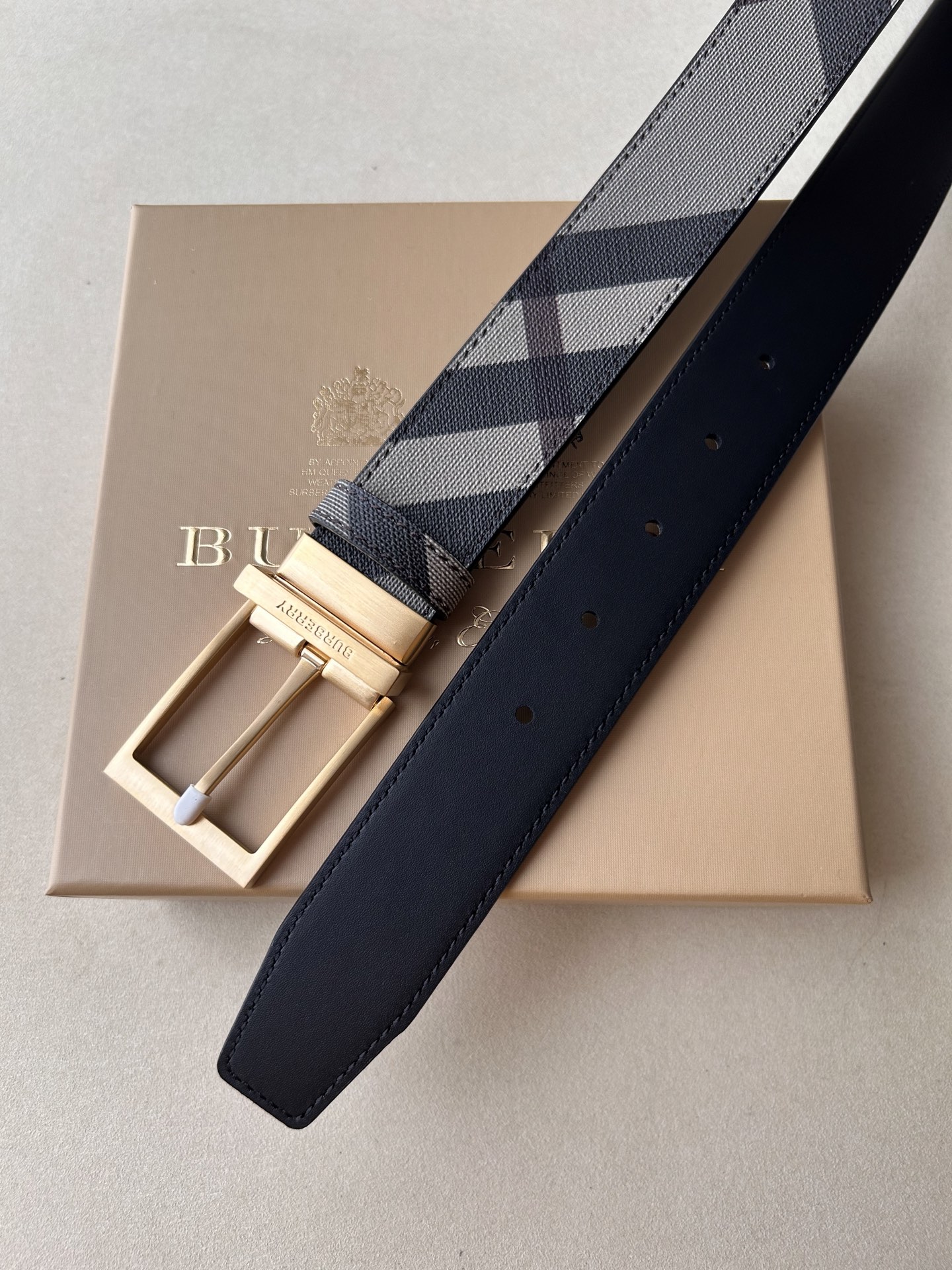 品牌博柏利 
价格
尺寸带宽35mm 正品尺寸 
五金材质专柜精品扣，真空电镀，工艺精细 
带身材质天然