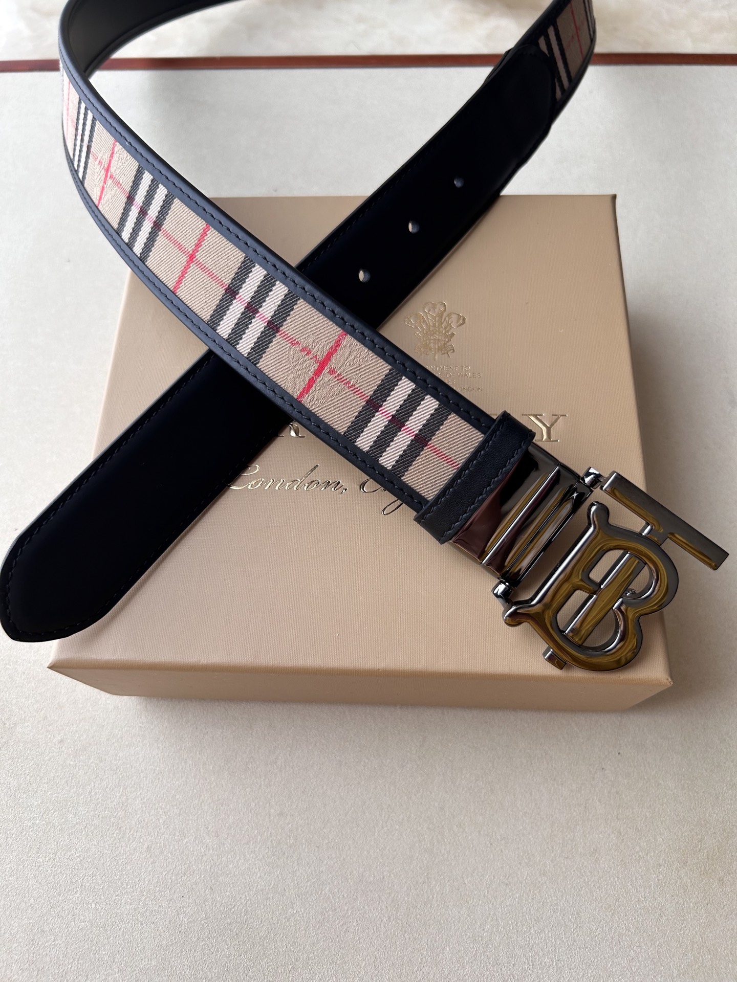 品牌博柏利 
价格
尺寸带宽35mm 正品尺寸 
五金材质专柜精品扣，真空电镀，工艺精细 
带身材质天然