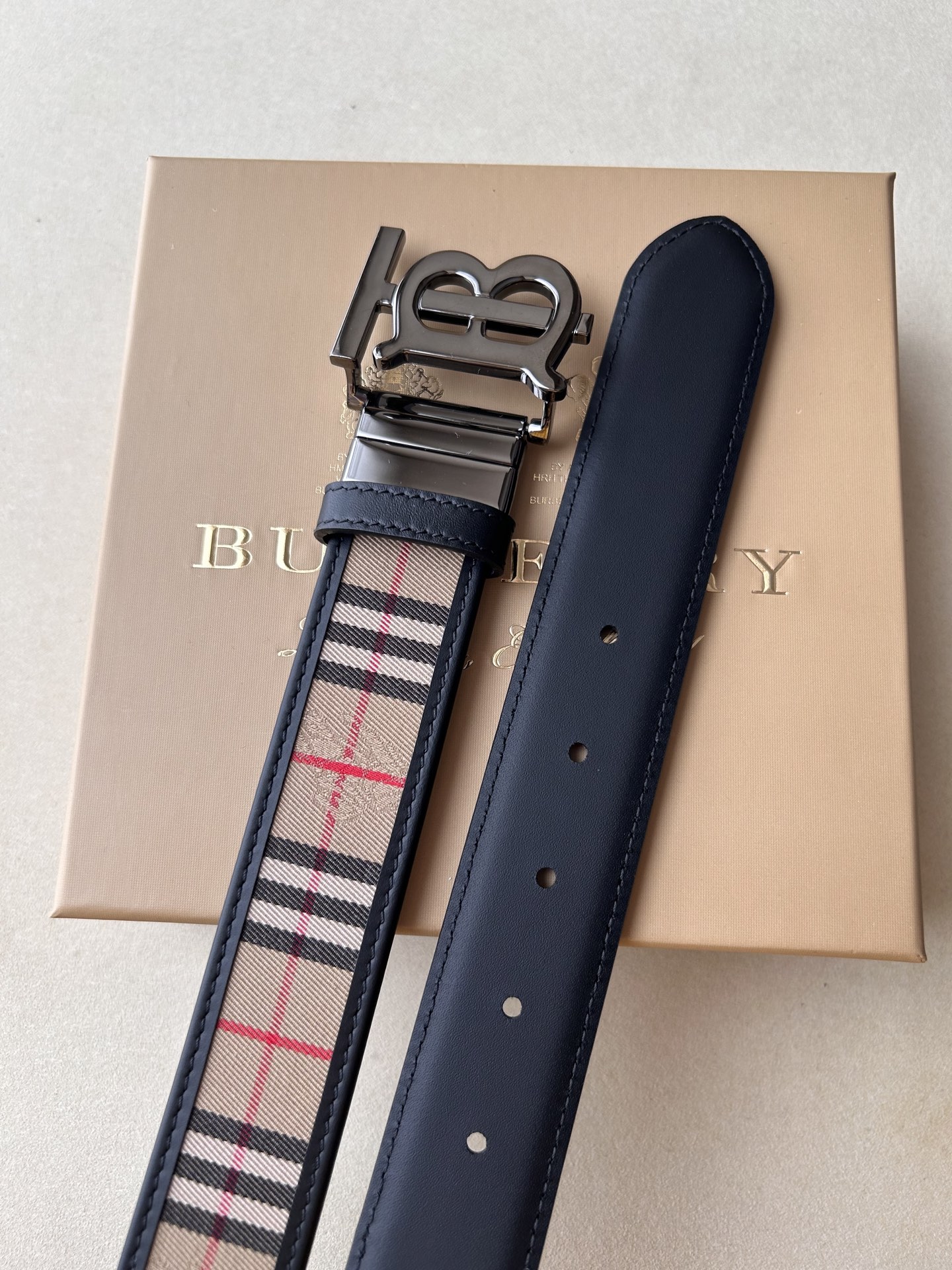 品牌博柏利 
价格
尺寸带宽35mm 正品尺寸 
五金材质专柜精品扣，真空电镀，工艺精细 
带身材质天然
