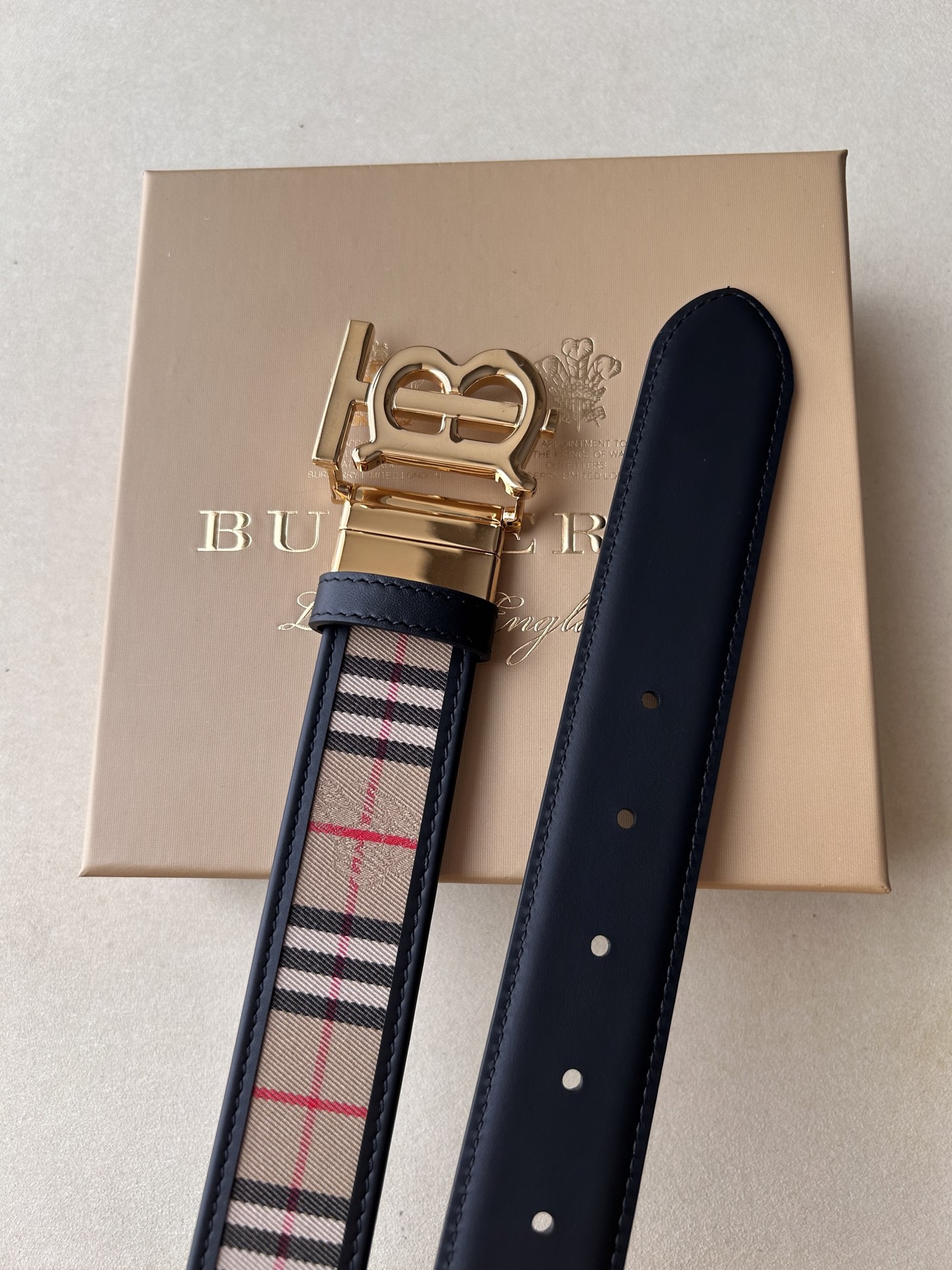 品牌博柏利 
价格
尺寸带宽35mm 正品尺寸 
五金材质专柜精品扣，真空电镀，工艺精细 
带身材质天然