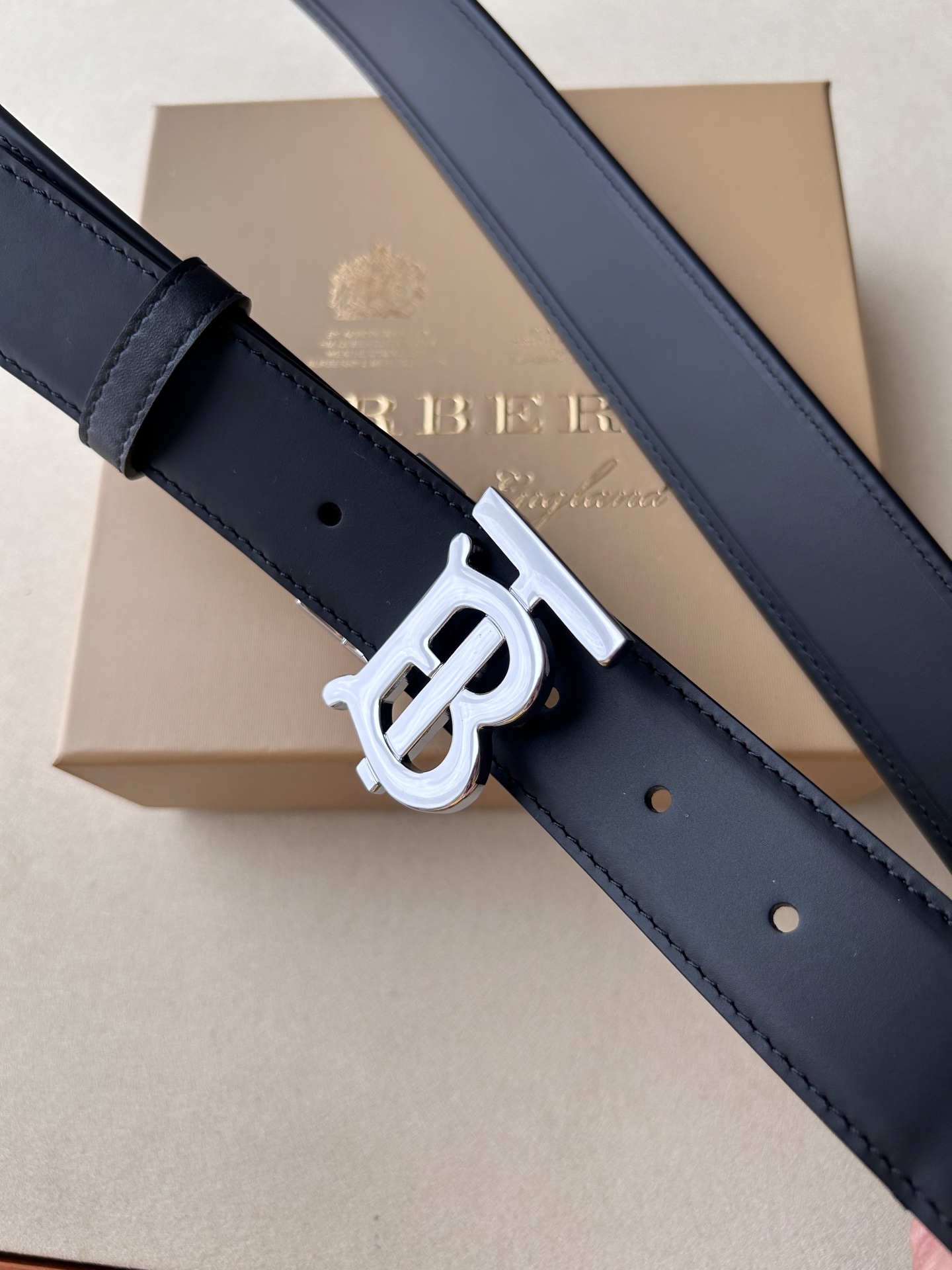 品牌博柏利 
价格
尺寸带宽35mm 正品尺寸 
五金材质专柜精品扣，真空电镀，工艺精细 
带身材质天然