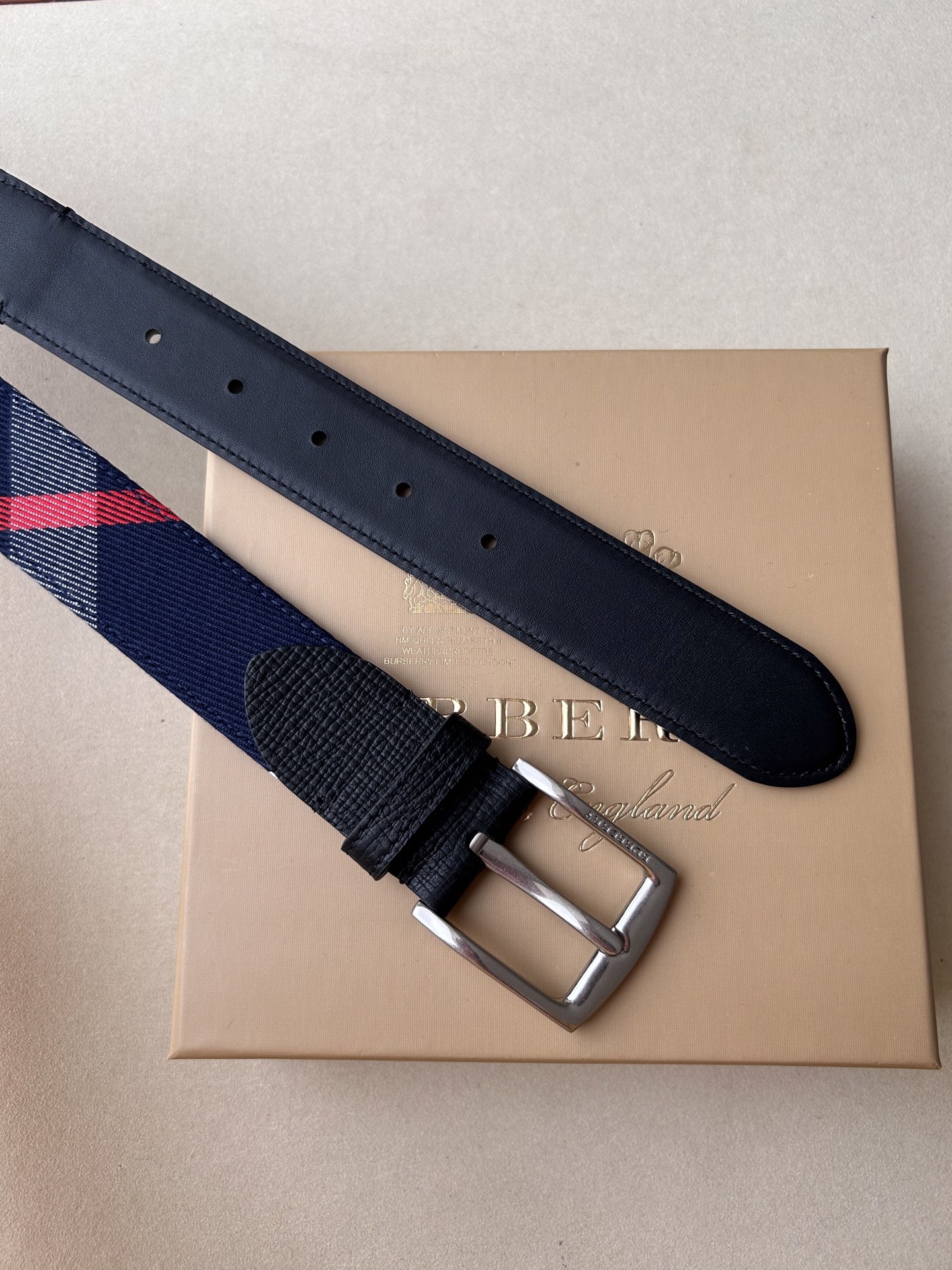 品牌博柏利 
价格
尺寸带宽35mm 正品尺寸 
五金材质专柜精品扣，真空电镀，工艺精细 
带身材质天然