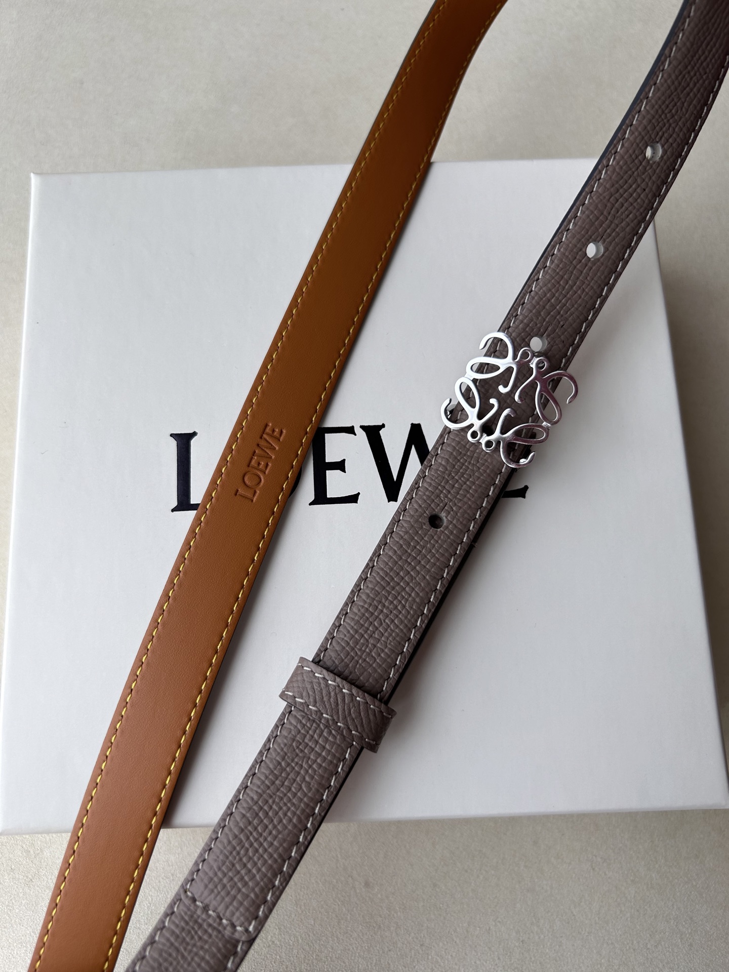 Ms. Bobory’s Custom Gold Belt: Elegant, Tailor-Made, Classic Fashion Statement - 图片 3