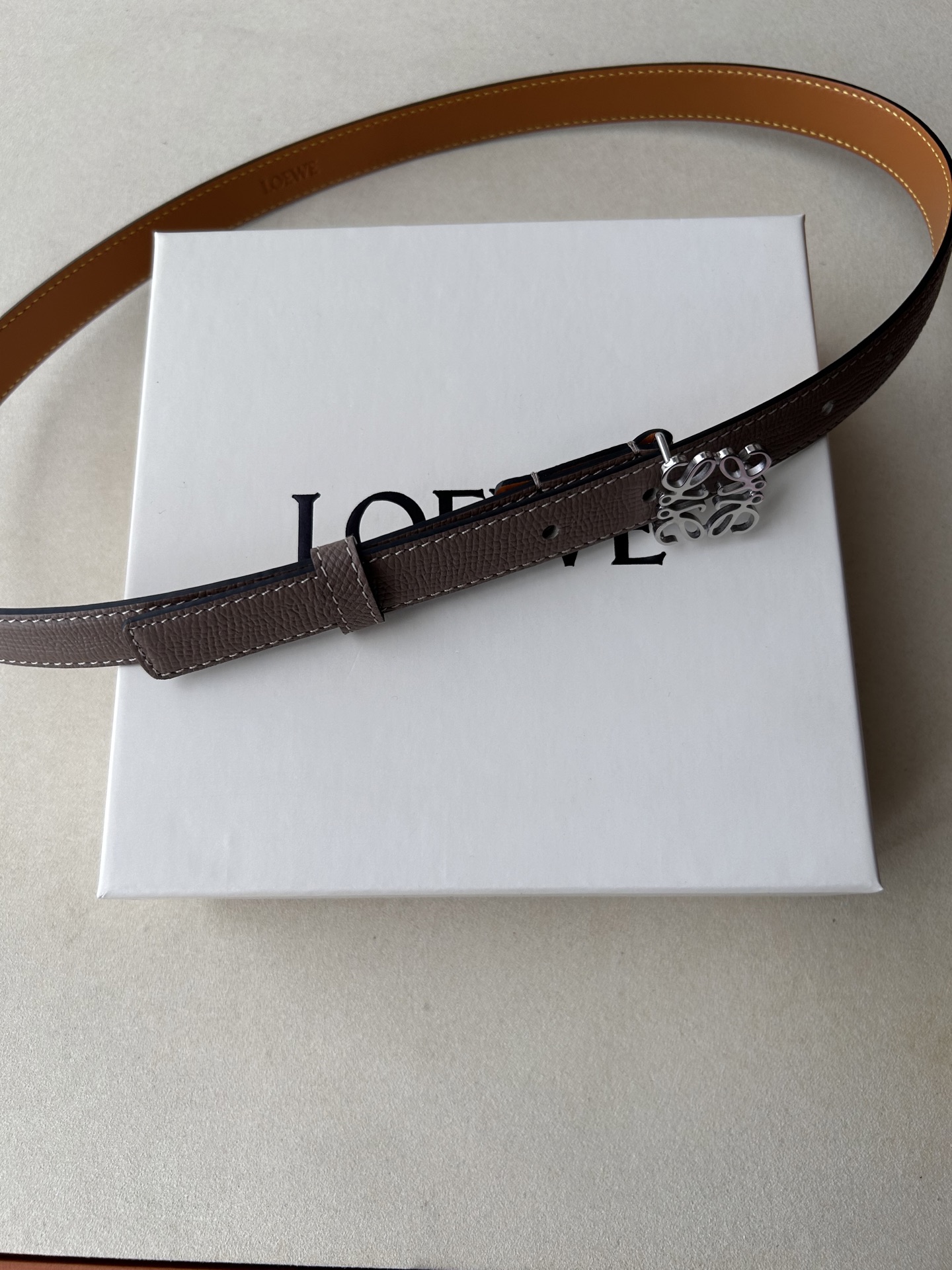Ms. Bobory’s Custom Gold Belt: Elegant, Tailor-Made, Classic Fashion Statement - 图片 4