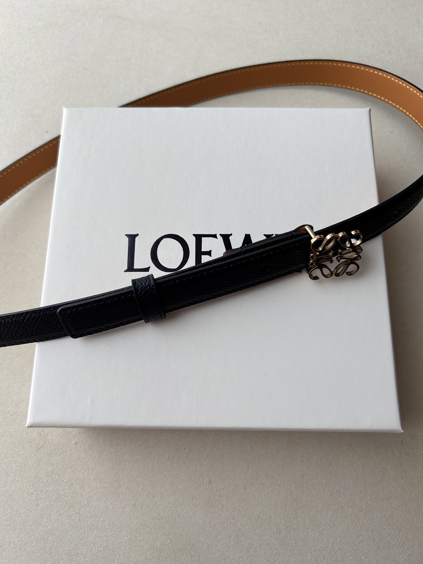 “Ms. Bobory’s Custom Gold Belt with Fine Craftsmanship and Classic Fashion Style” - 图片 4
