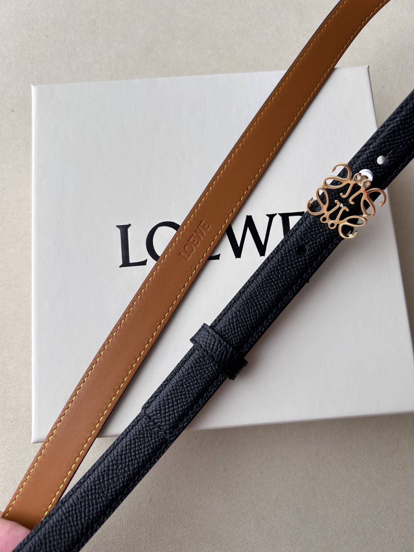 “Ms. Bobory’s Custom Gold Belt with Fine Craftsmanship and Classic Fashion Style” - 图片 3