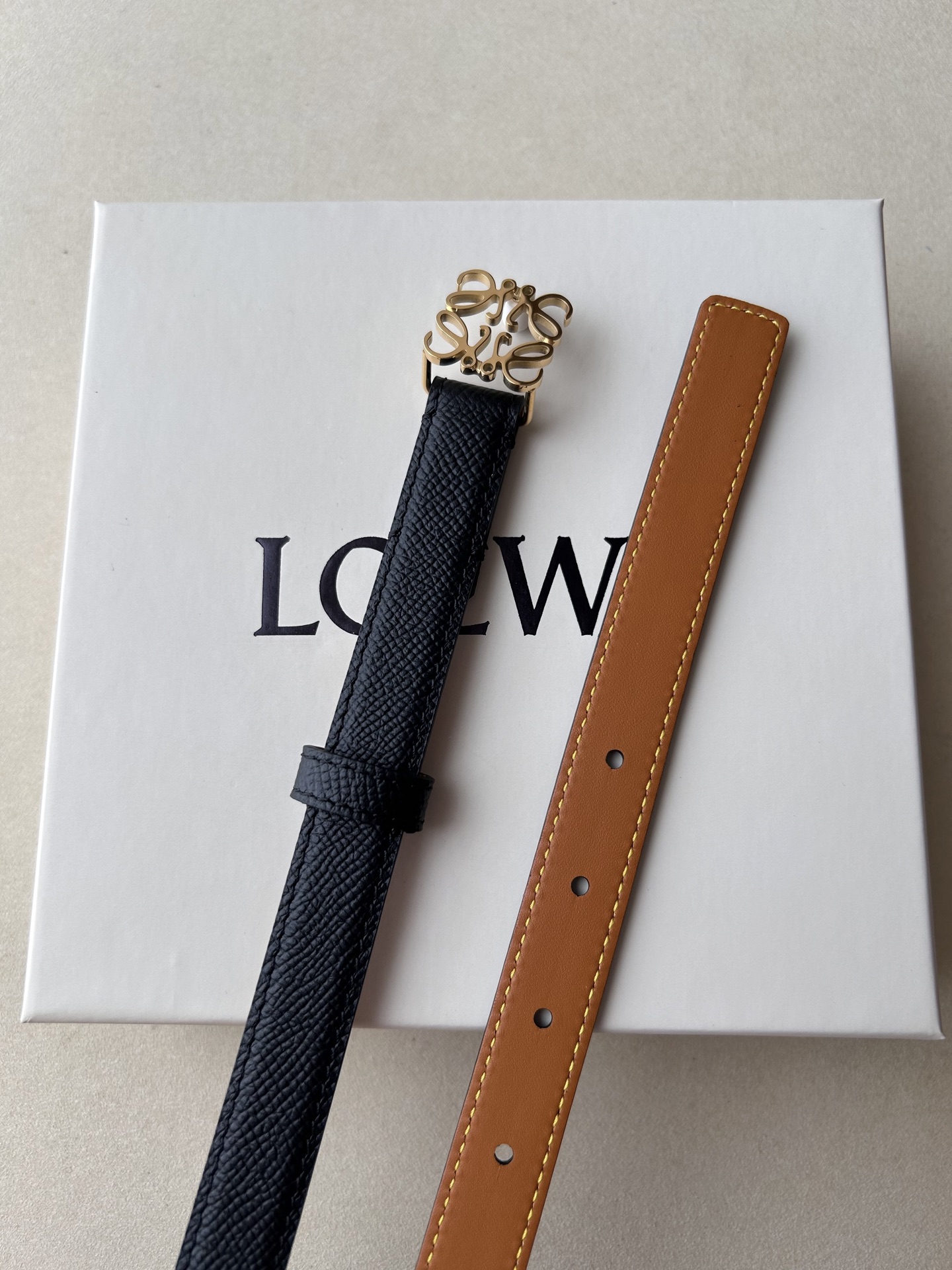 “Ms. Bobory’s Custom Gold Belt with Fine Craftsmanship and Classic Fashion Style” - 图片 5