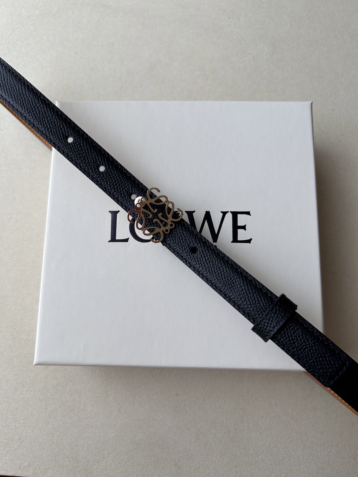 “Ms. Bobory’s Custom Gold Belt with Fine Craftsmanship and Classic Fashion Style” - 图片 2