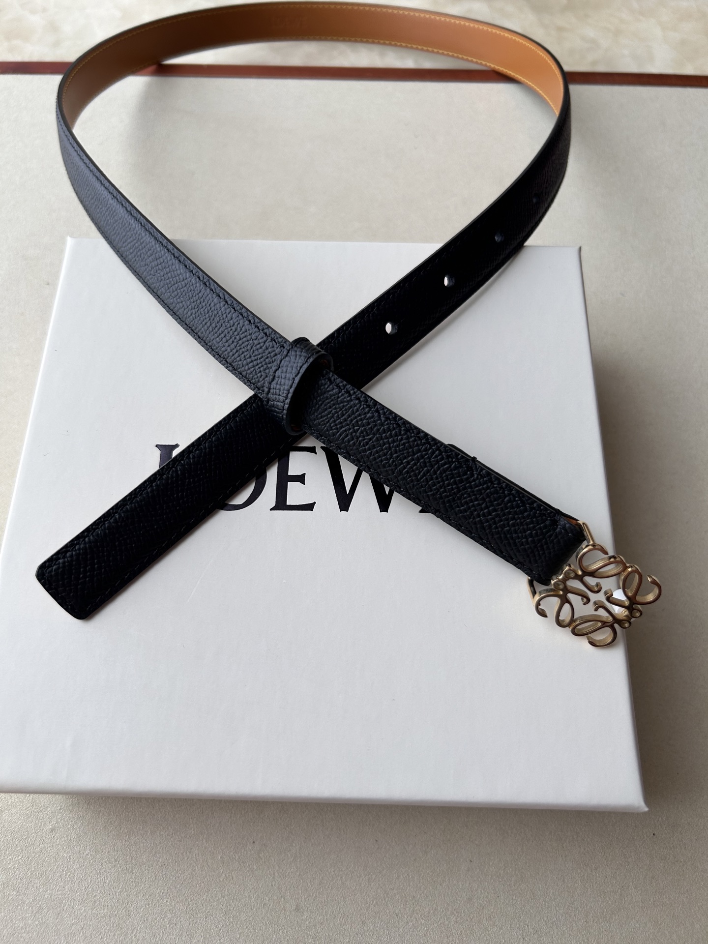 “Ms. Bobory’s Custom Gold Belt with Fine Craftsmanship and Classic Fashion Style” - 图片 1