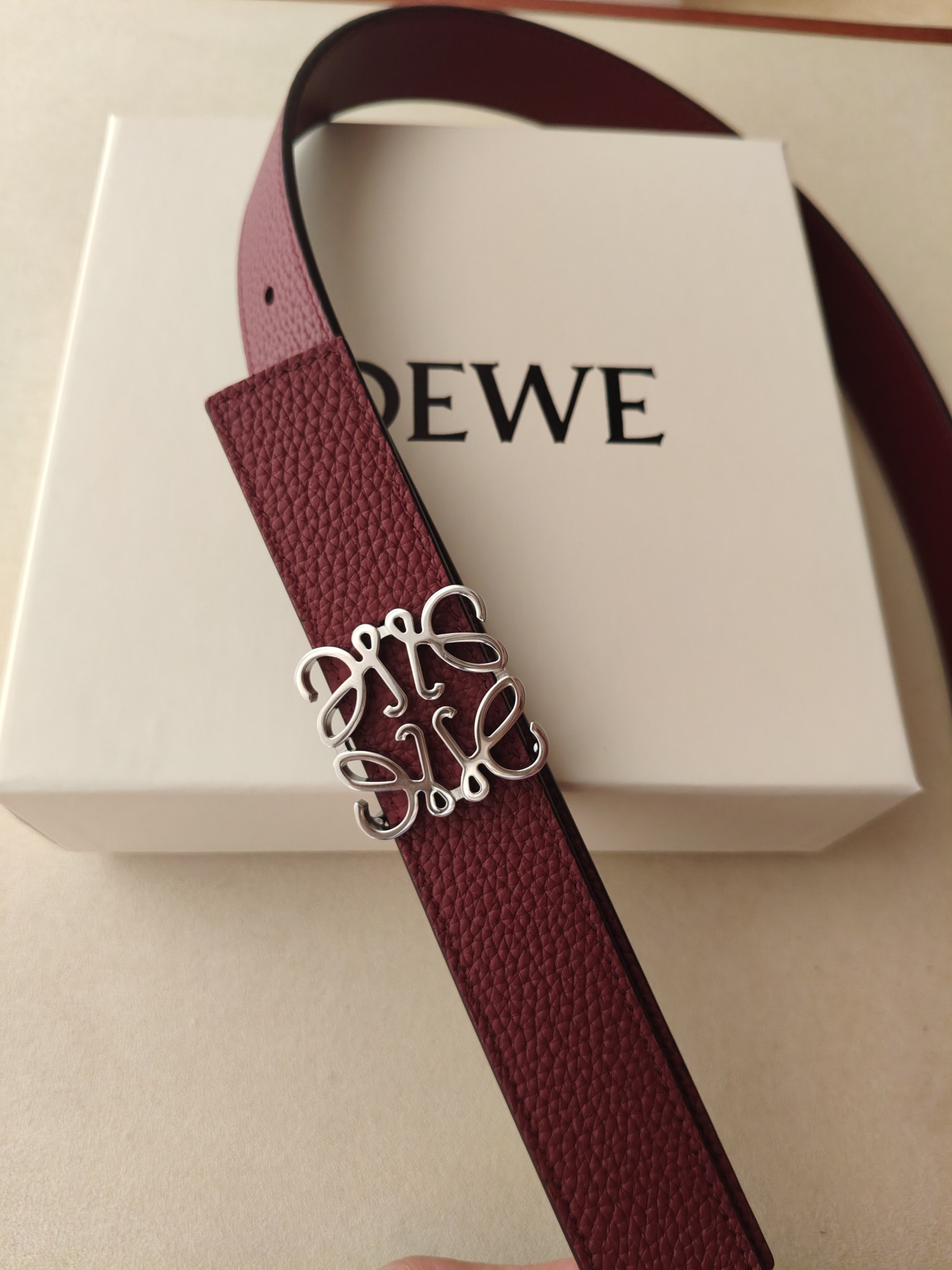 品牌:罗意威 价格:尺寸:带宽28mm 正品尺寸 五金材质:专柜精品扣，真空电镀，工艺精细 带身材质:天