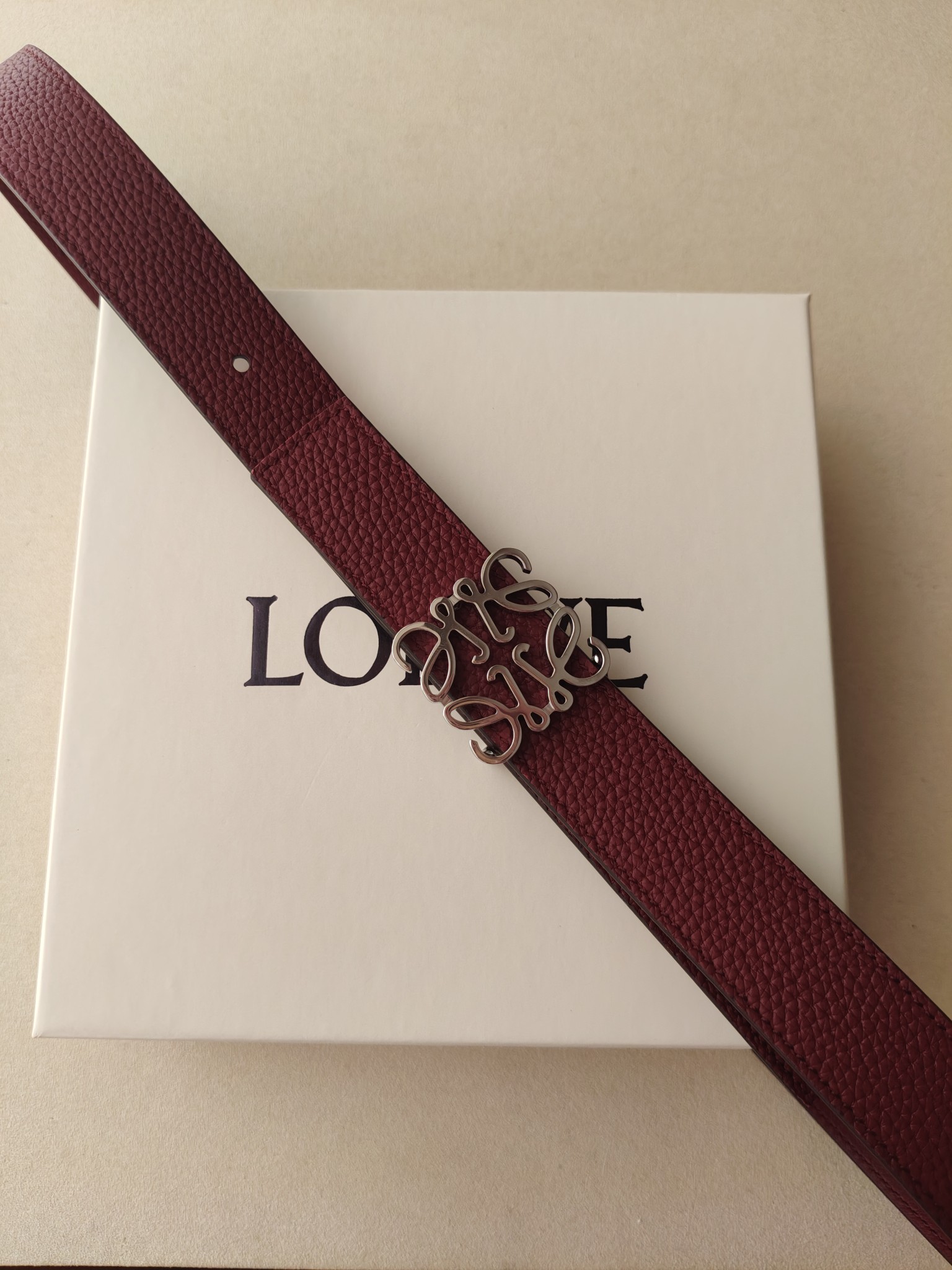 品牌:罗意威 价格:尺寸:带宽28mm 正品尺寸 五金材质:专柜精品扣，真空电镀，工艺精细 带身材质:天