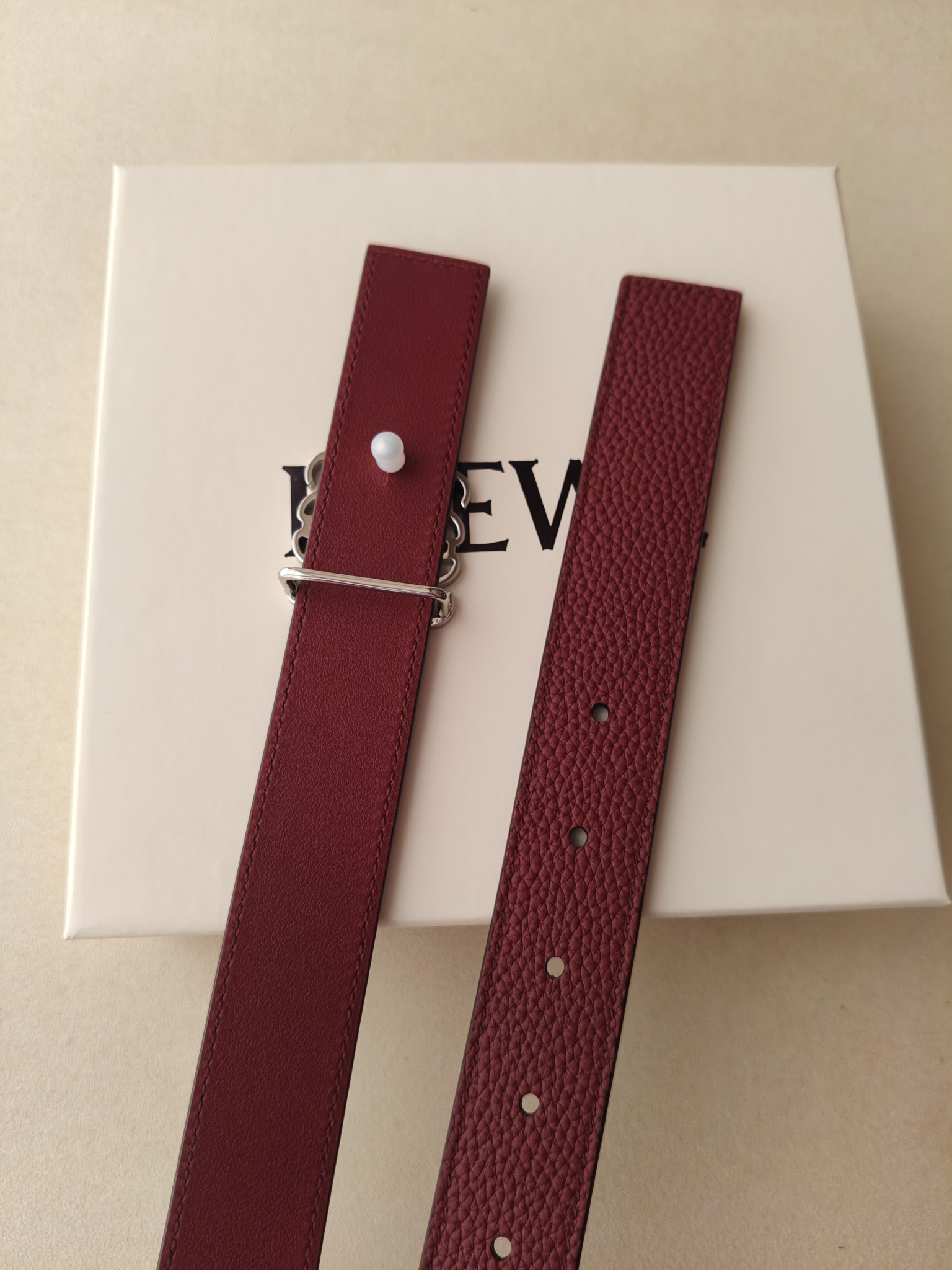 品牌:罗意威 价格:尺寸:带宽28mm 正品尺寸 五金材质:专柜精品扣，真空电镀，工艺精细 带身材质:天