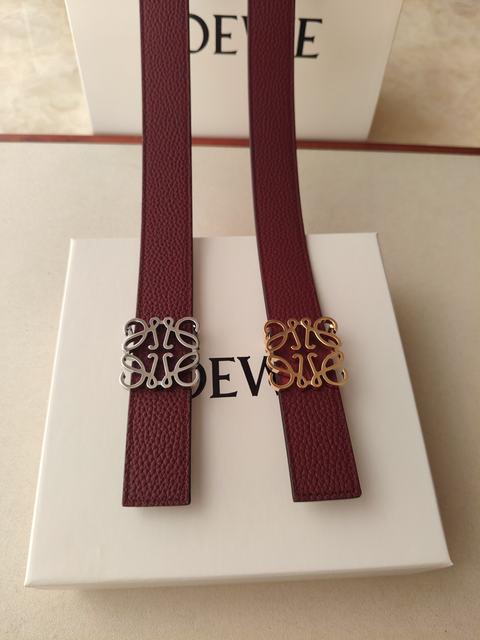 品牌:罗意威 价格:尺寸:带宽28mm 正品尺寸 五金材质:专柜精品扣，真空电镀，工艺精细 带身材质:天