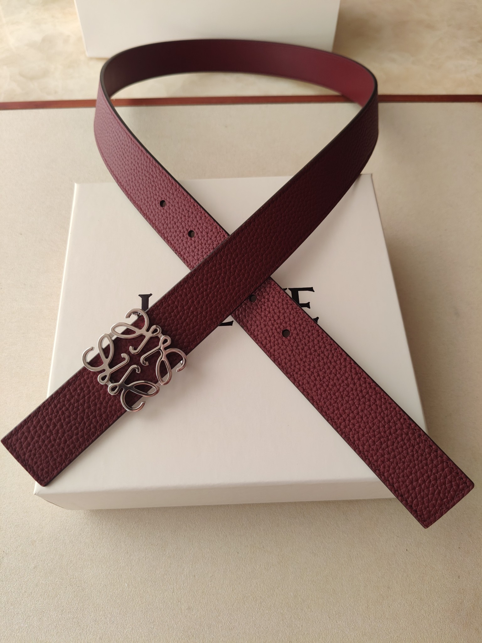 品牌:罗意威 价格:尺寸:带宽28mm 正品尺寸 五金材质:专柜精品扣，真空电镀，工艺精细 带身材质:天