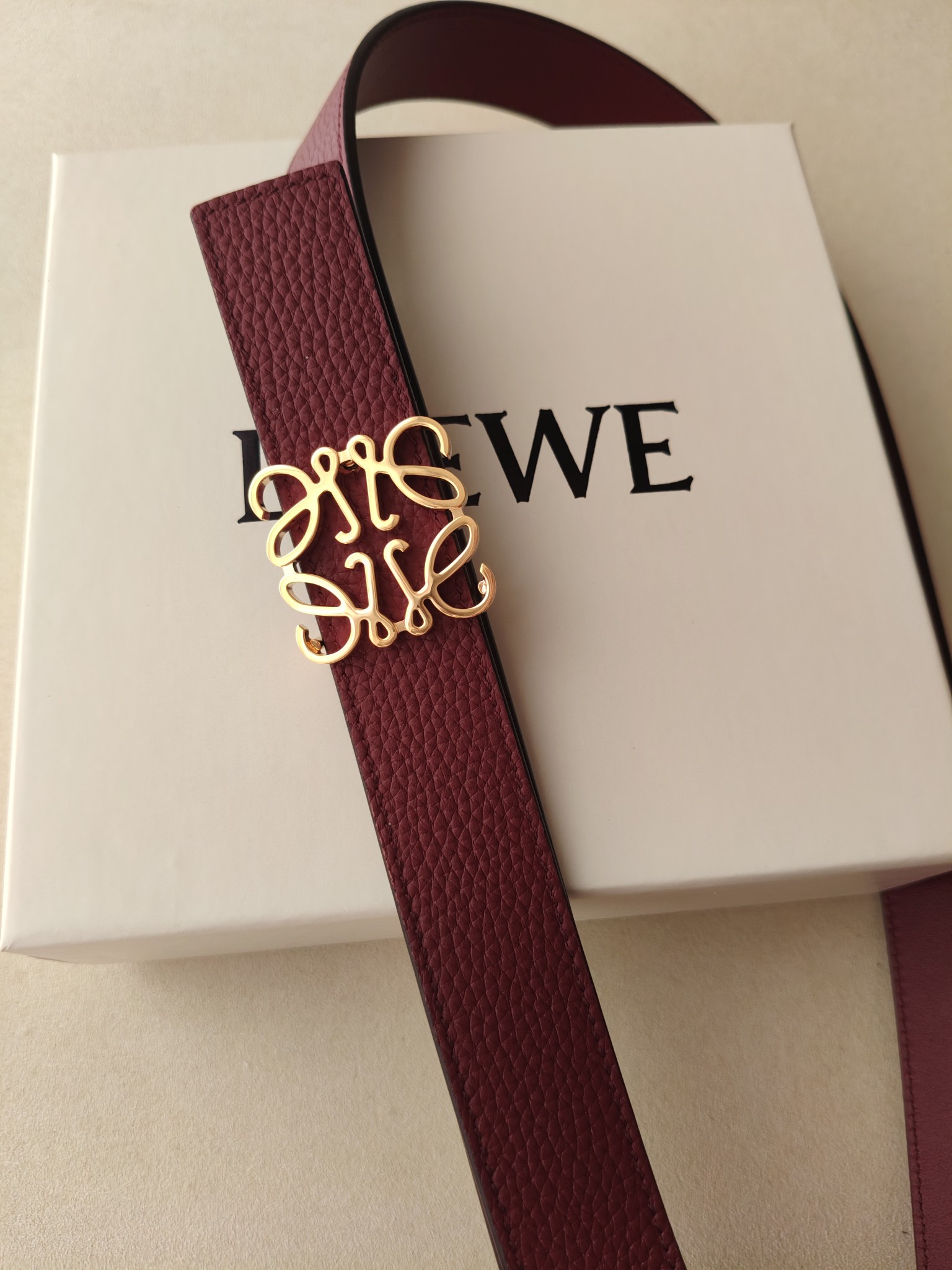 品牌:罗意威 价格:尺寸:带宽28mm 正品尺寸 五金材质:专柜精品扣，真空电镀，工艺精细 带身材质:天