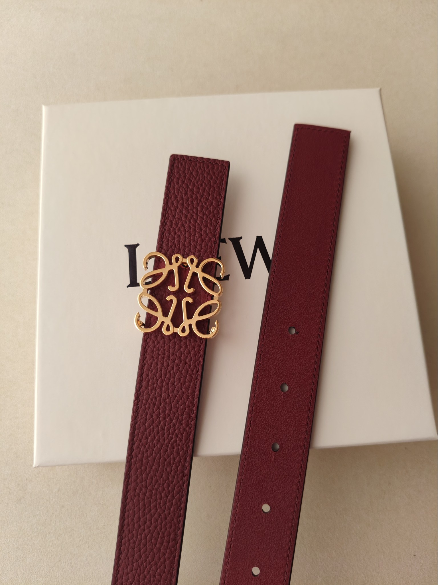 品牌:罗意威 价格:尺寸:带宽28mm 正品尺寸 五金材质:专柜精品扣，真空电镀，工艺精细 带身材质:天