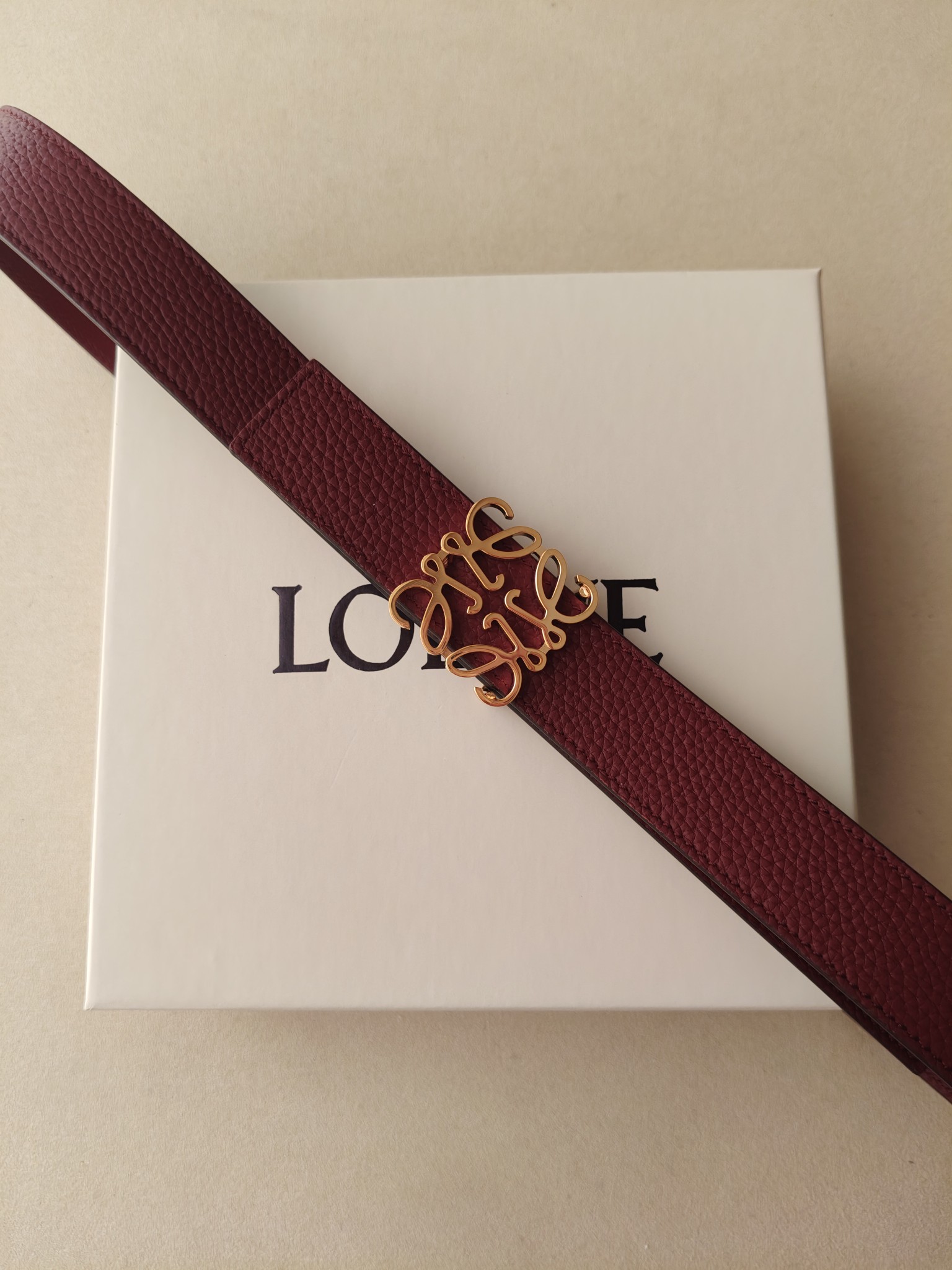 品牌:罗意威 价格:尺寸:带宽28mm 正品尺寸 五金材质:专柜精品扣，真空电镀，工艺精细 带身材质:天