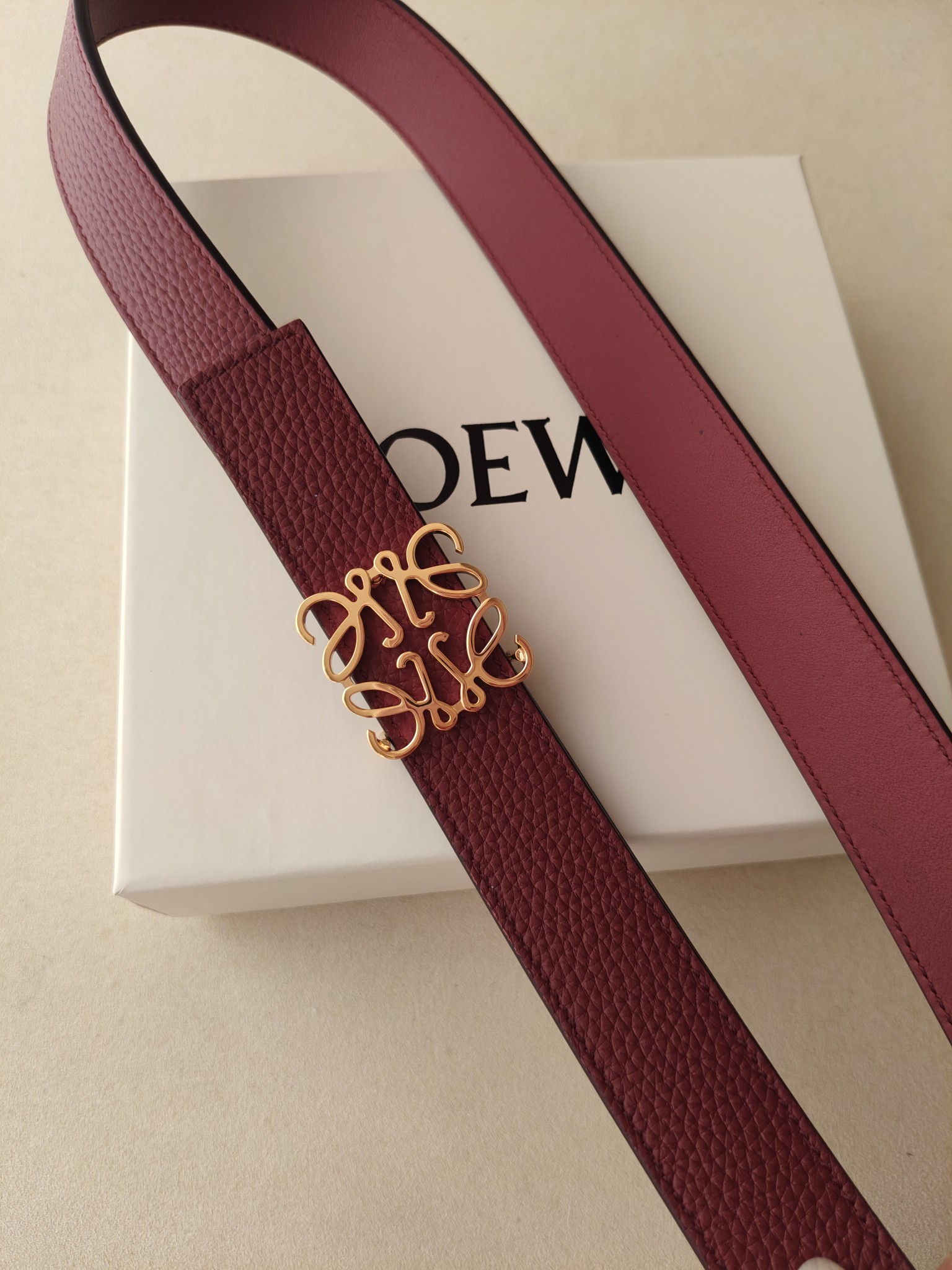 品牌:罗意威 价格:尺寸:带宽28mm 正品尺寸 五金材质:专柜精品扣，真空电镀，工艺精细 带身材质:天