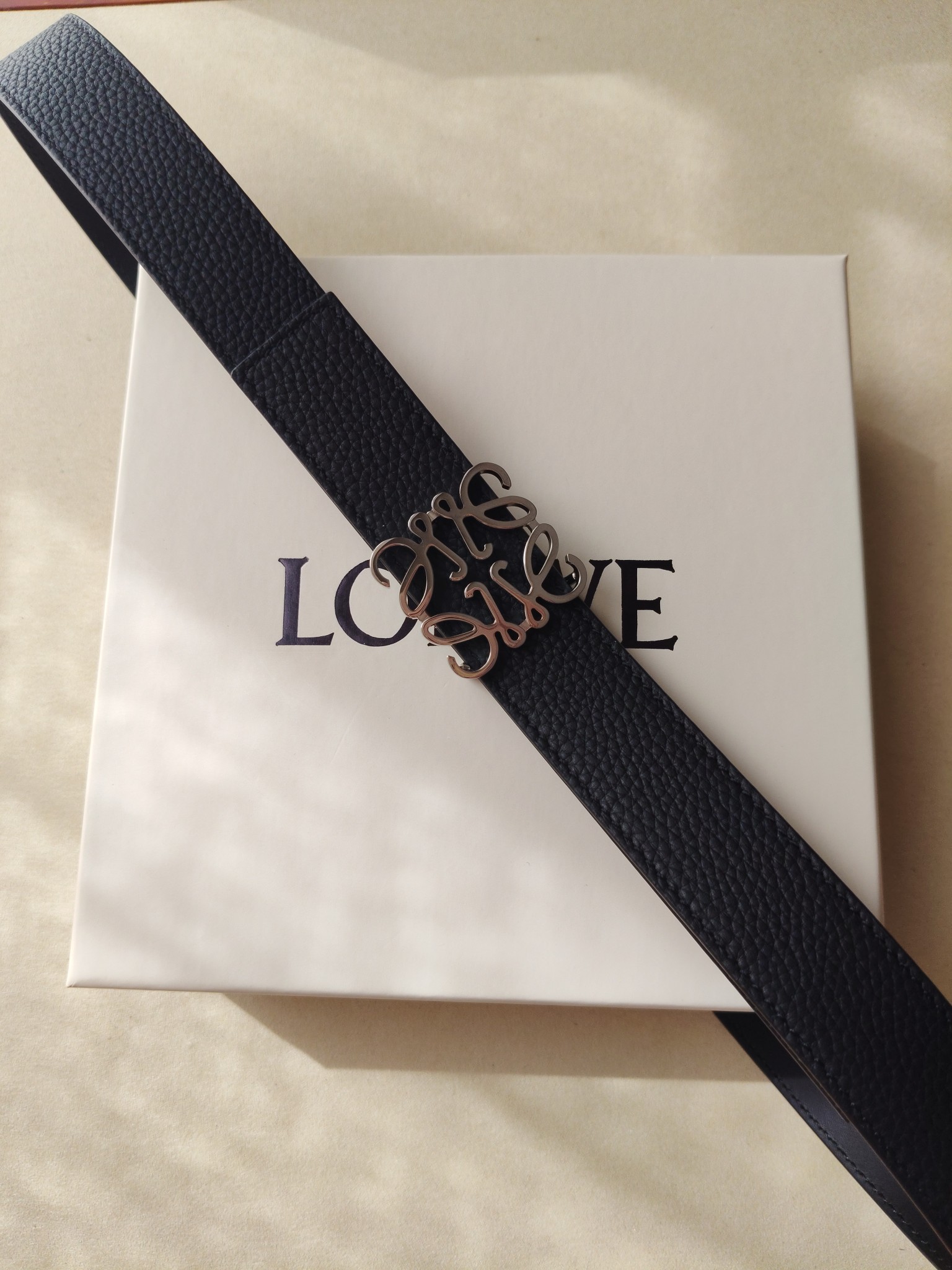 品牌:罗意威 价格:尺寸:带宽28mm 正品尺寸 五金材质:专柜精品扣，真空电镀，工艺精细 带身材质:天