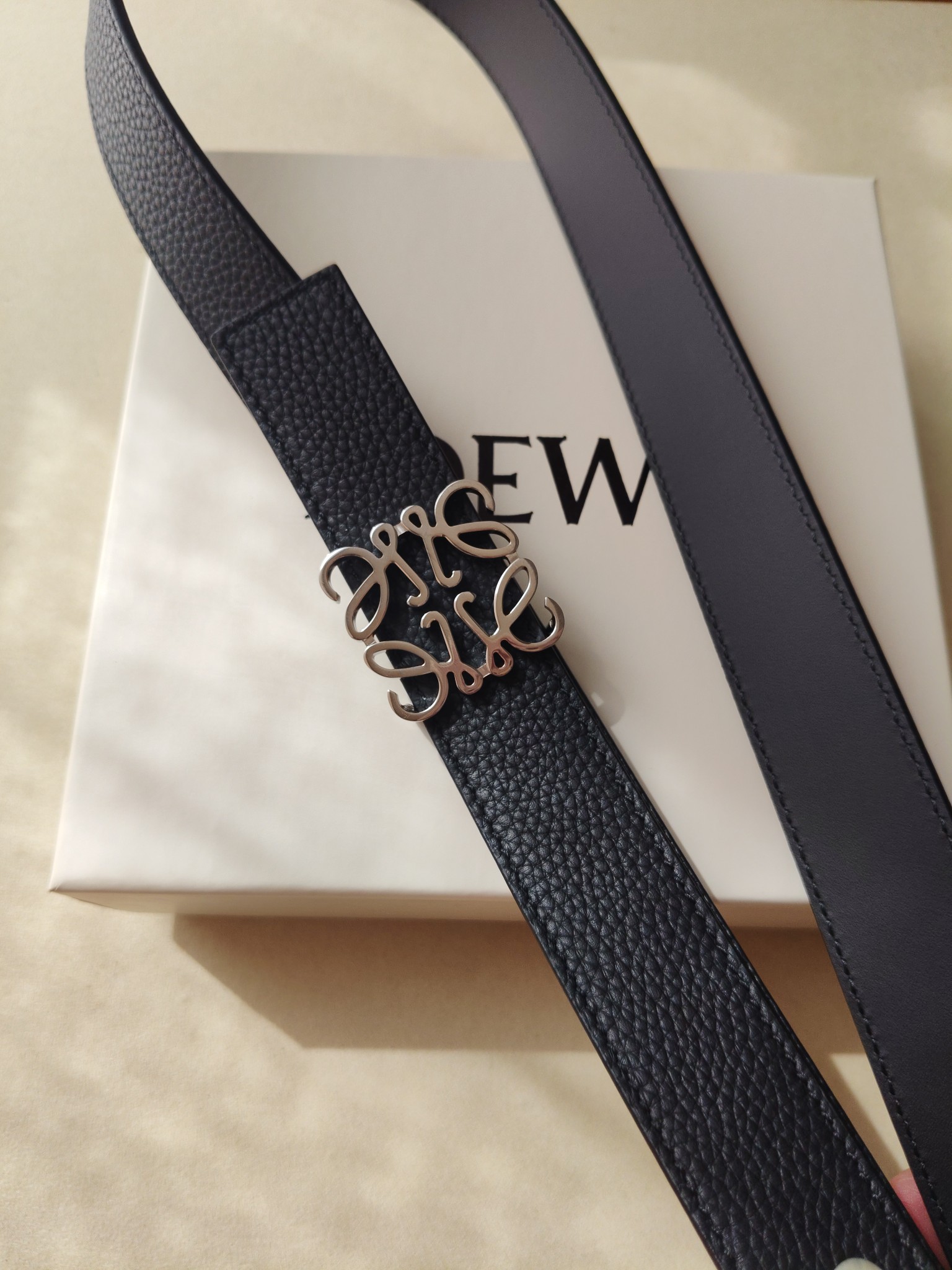 品牌:罗意威 价格:尺寸:带宽28mm 正品尺寸 五金材质:专柜精品扣，真空电镀，工艺精细 带身材质:天