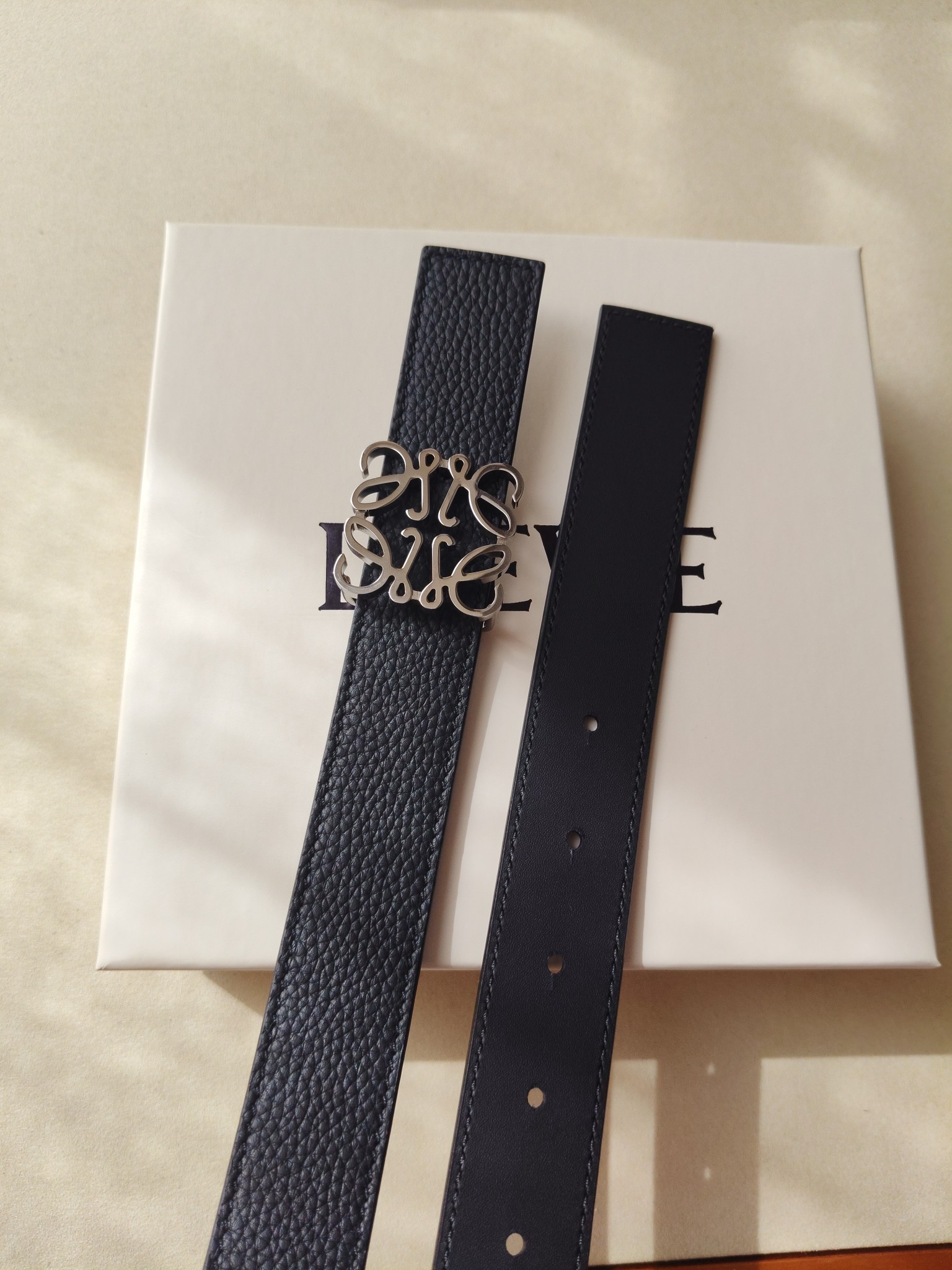 品牌:罗意威 价格:尺寸:带宽28mm 正品尺寸 五金材质:专柜精品扣，真空电镀，工艺精细 带身材质:天