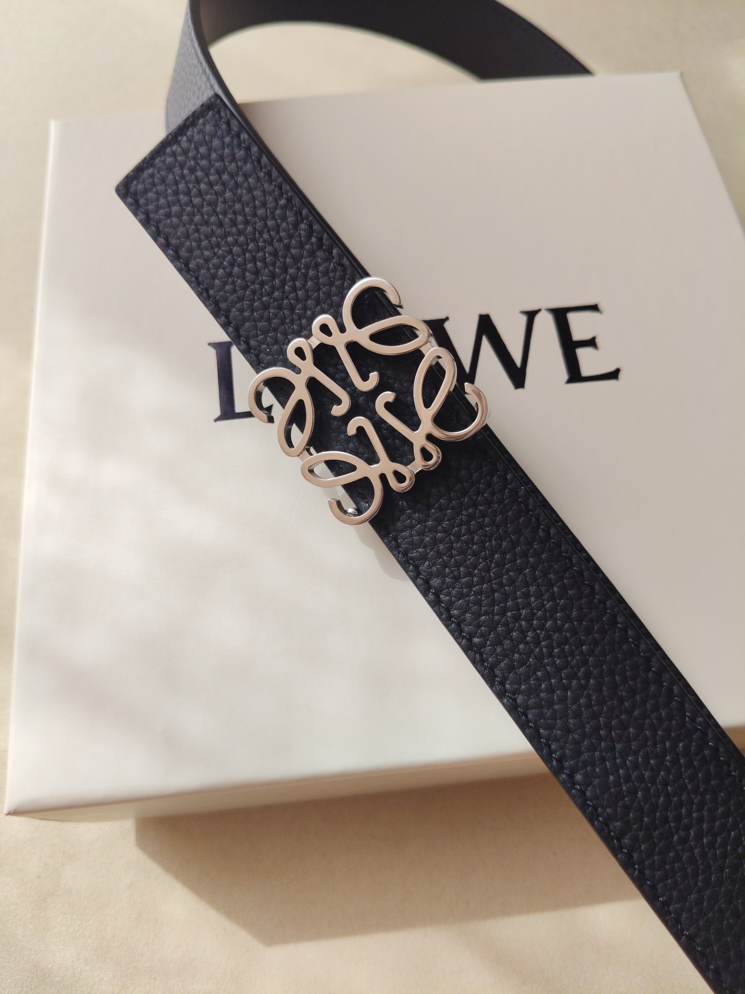 品牌:罗意威 价格:尺寸:带宽28mm 正品尺寸 五金材质:专柜精品扣，真空电镀，工艺精细 带身材质:天