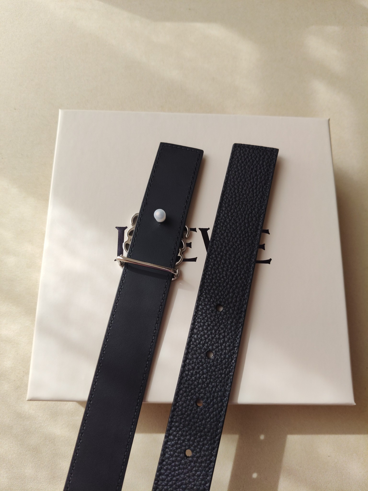 品牌:罗意威 价格:尺寸:带宽28mm 正品尺寸 五金材质:专柜精品扣，真空电镀，工艺精细 带身材质:天