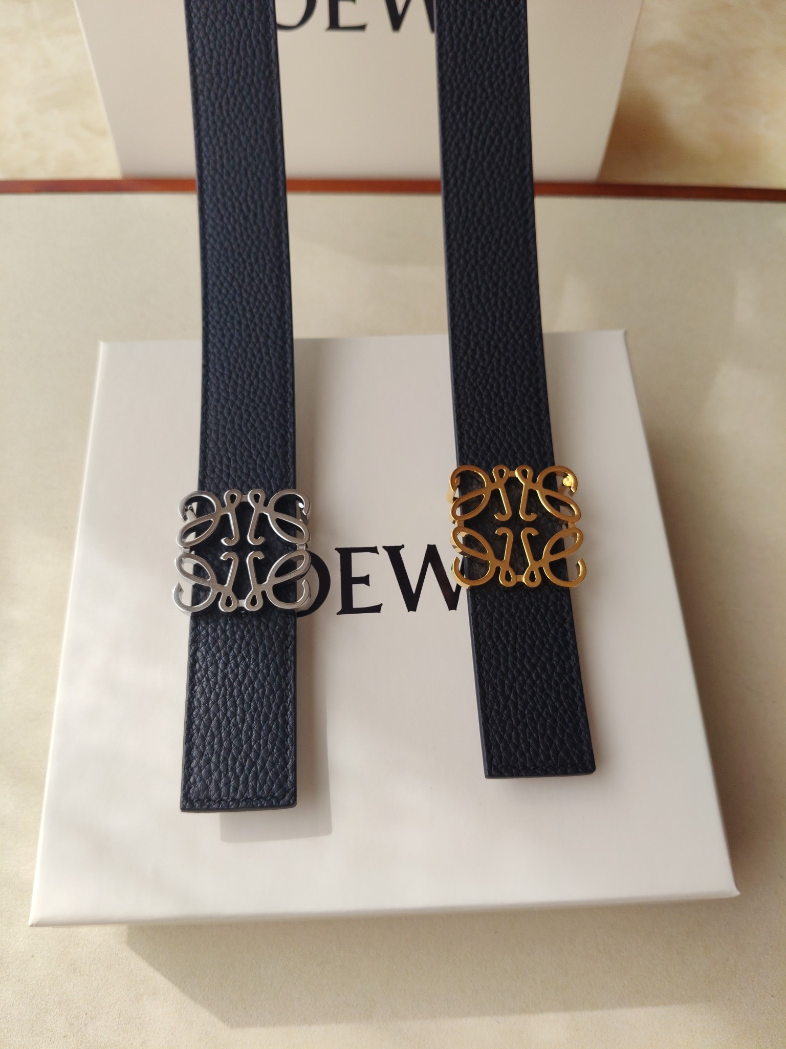 品牌:罗意威 价格:尺寸:带宽28mm 正品尺寸 五金材质:专柜精品扣，真空电镀，工艺精细 带身材质:天