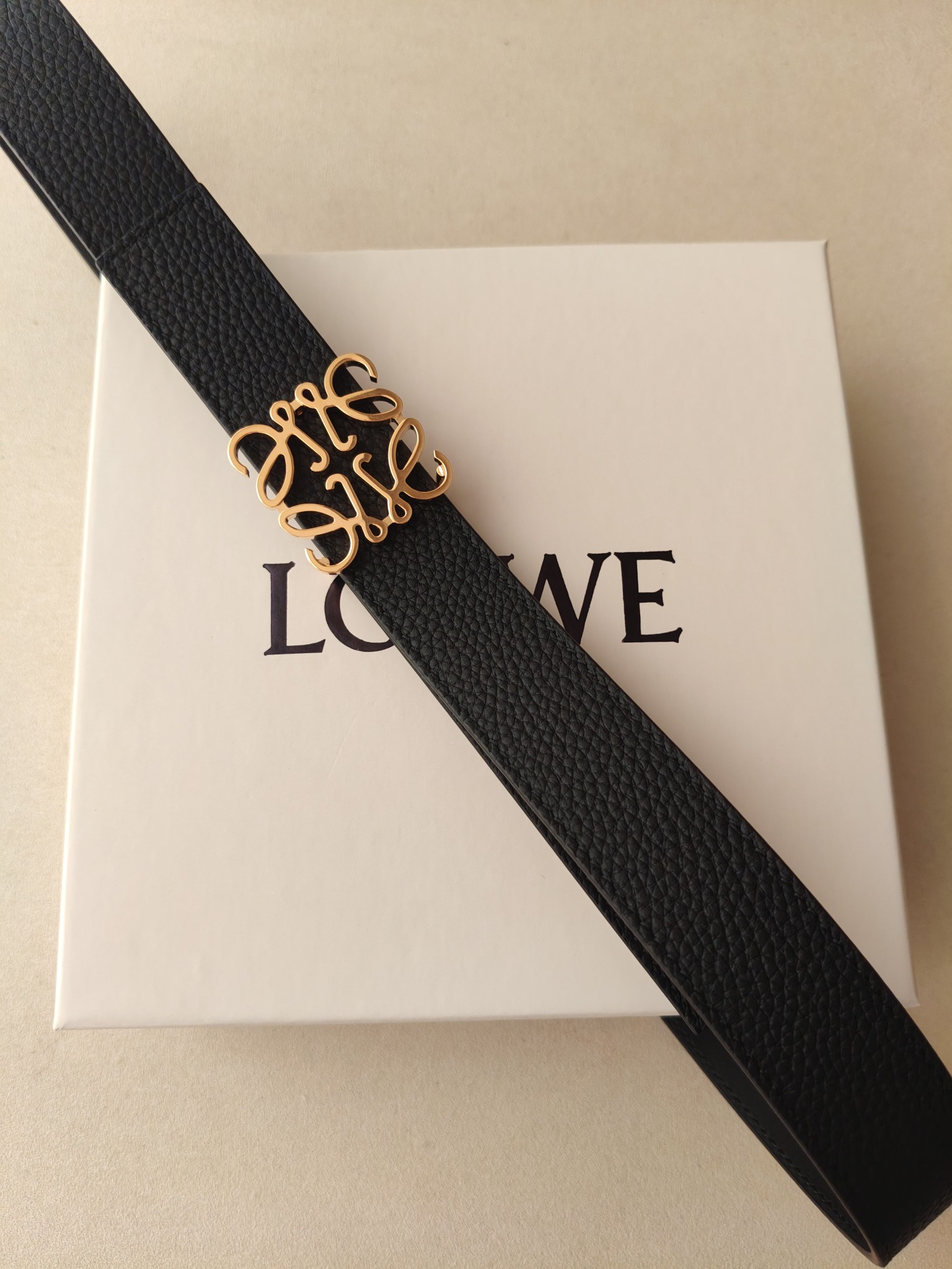 品牌:罗意威 价格:尺寸:带宽28mm 正品尺寸 五金材质:专柜精品扣，真空电镀，工艺精细 带身材质:天