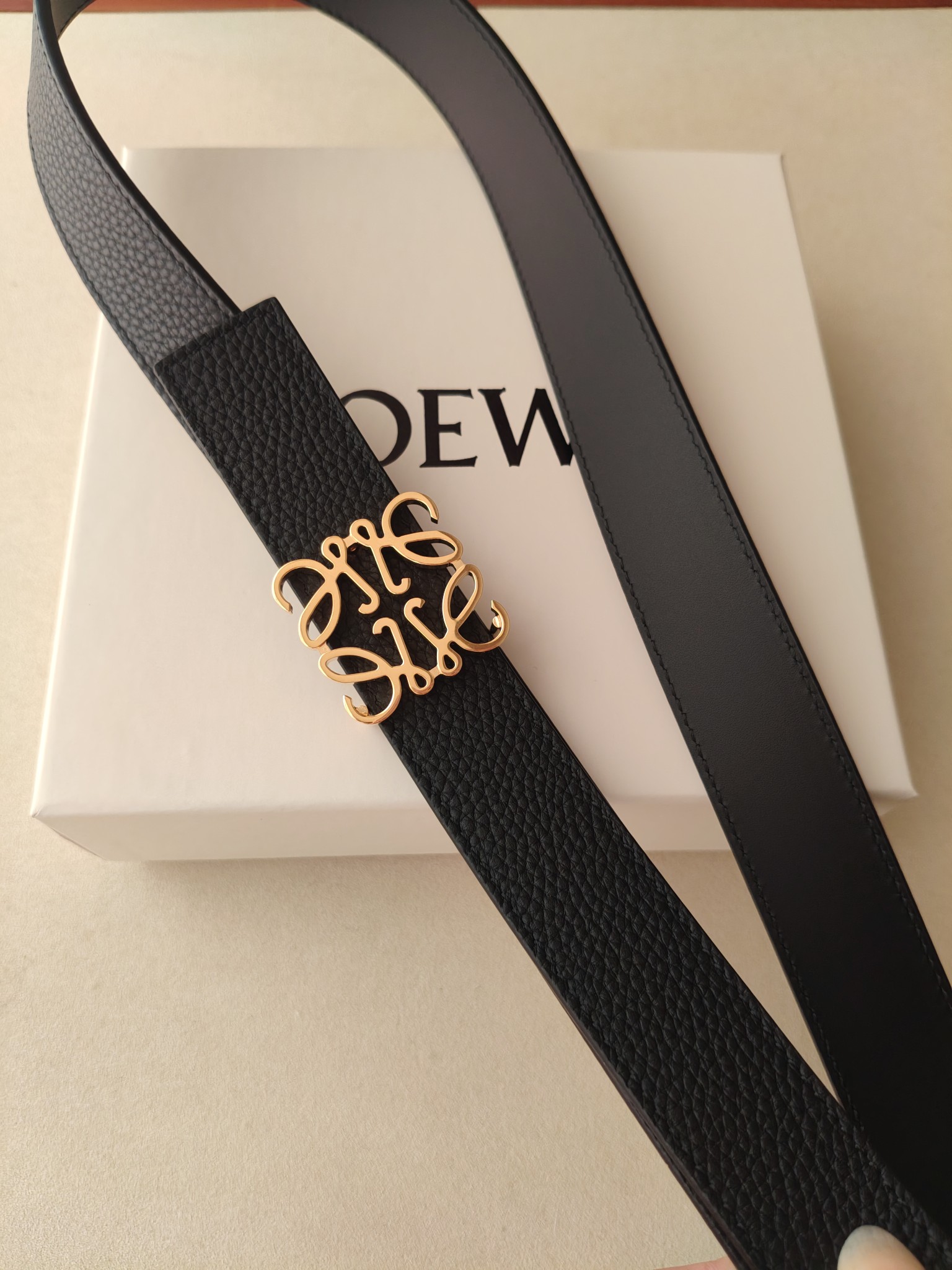 品牌:罗意威 价格:尺寸:带宽28mm 正品尺寸 五金材质:专柜精品扣，真空电镀，工艺精细 带身材质:天