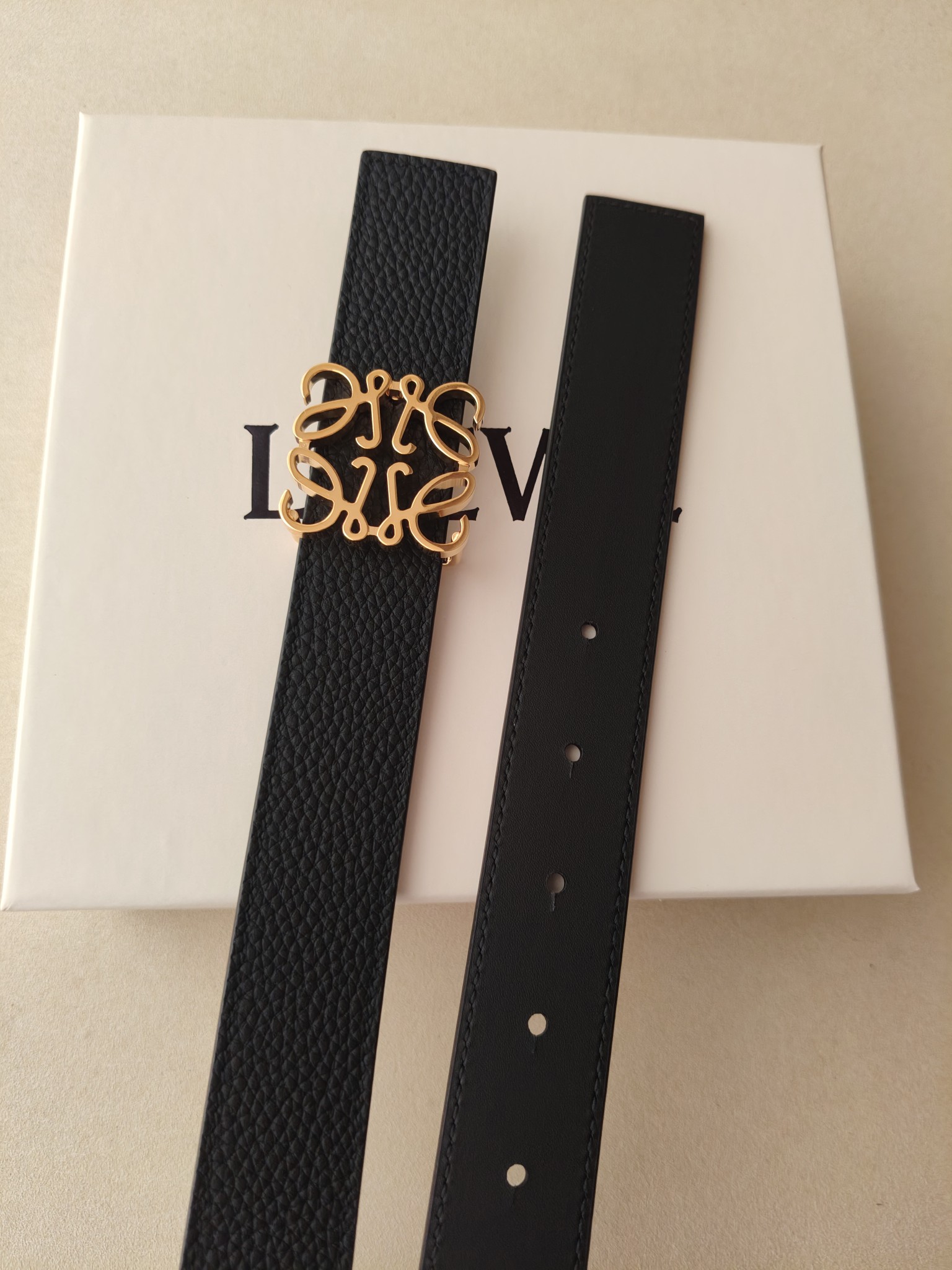 品牌:罗意威 价格:尺寸:带宽28mm 正品尺寸 五金材质:专柜精品扣，真空电镀，工艺精细 带身材质:天