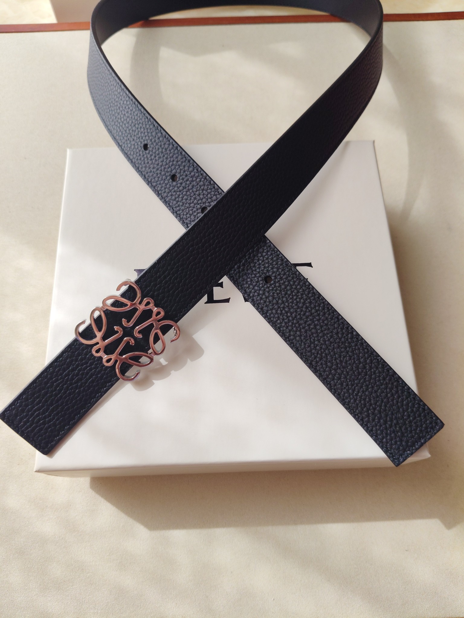 品牌:罗意威 价格:尺寸:带宽28mm 正品尺寸 五金材质:专柜精品扣，真空电镀，工艺精细 带身材质:天