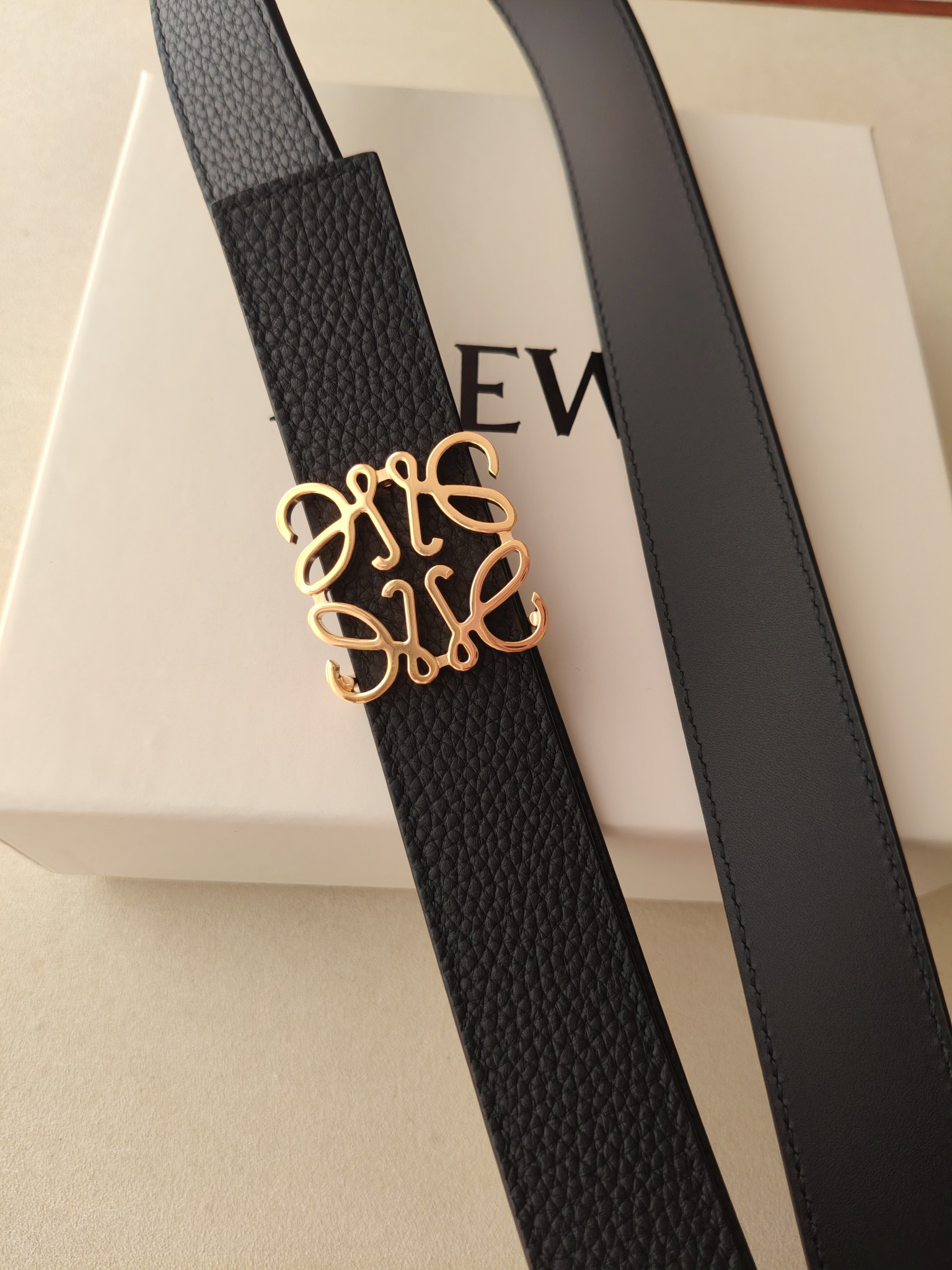 品牌:罗意威 价格:尺寸:带宽28mm 正品尺寸 五金材质:专柜精品扣，真空电镀，工艺精细 带身材质:天